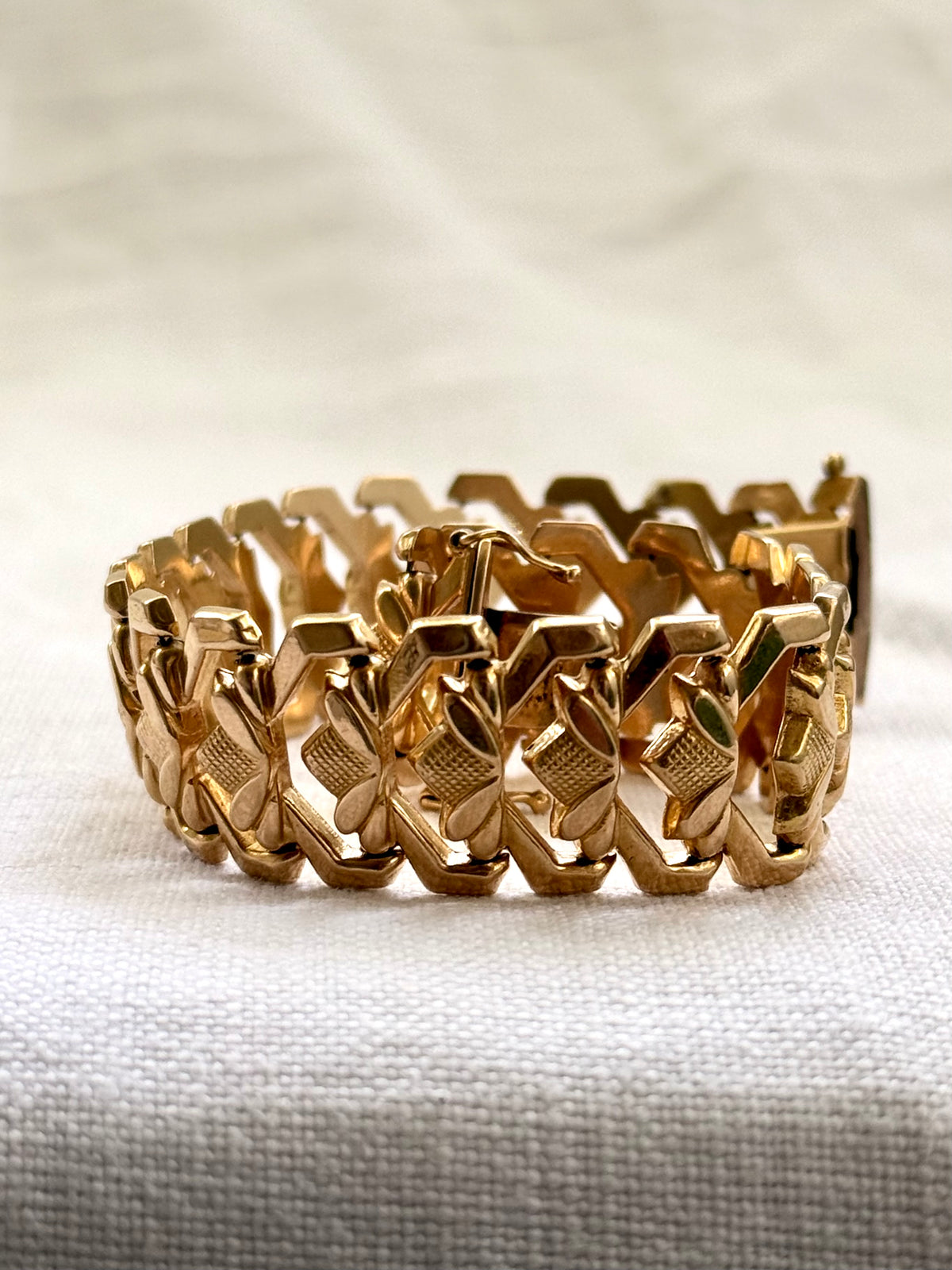.18ct .750 Polish high carat gold geometric floral form Lotus form segment link luxury gold bracelet