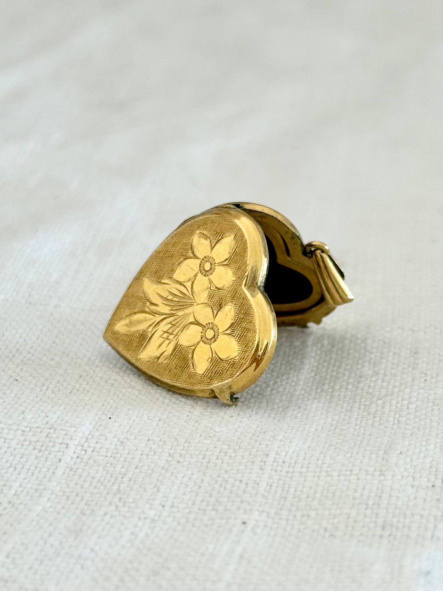 .1940s .1950s .9ct gold heart locket Romantic floral engraved front and back gold marked sentimental love token locket pendant