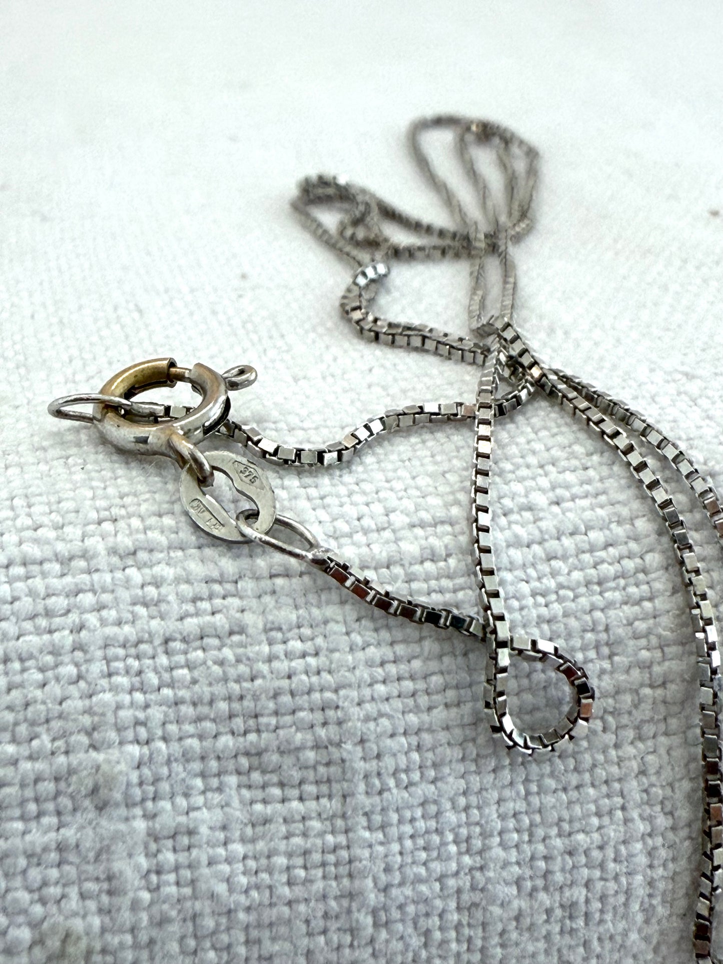 .1970s 375 9ct white gold modernist luxury box chain necklace