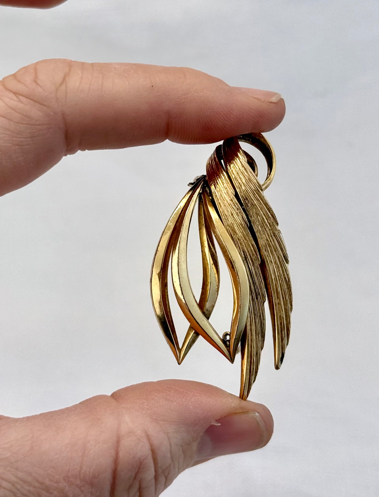 .1950s era German rolled gold vintage Mid Century Modern gold leaf textured warm gold brooch pin