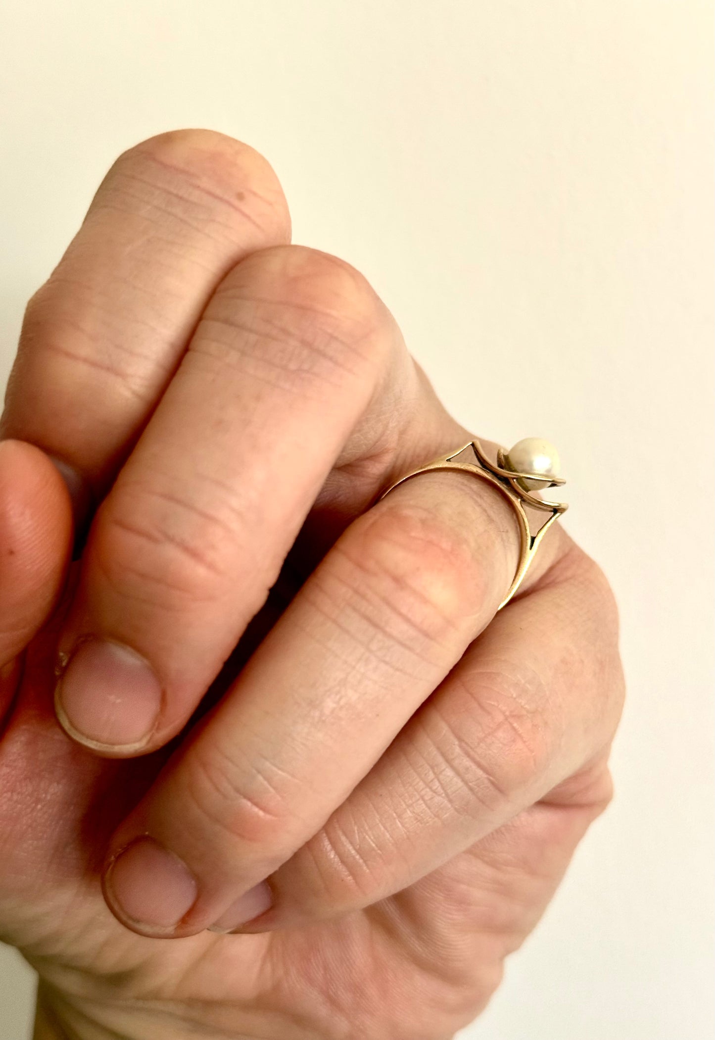 .1970s .375 .9ct Akoya white pearl Architectural free form yellow gold pearl cocktail ring dress ring