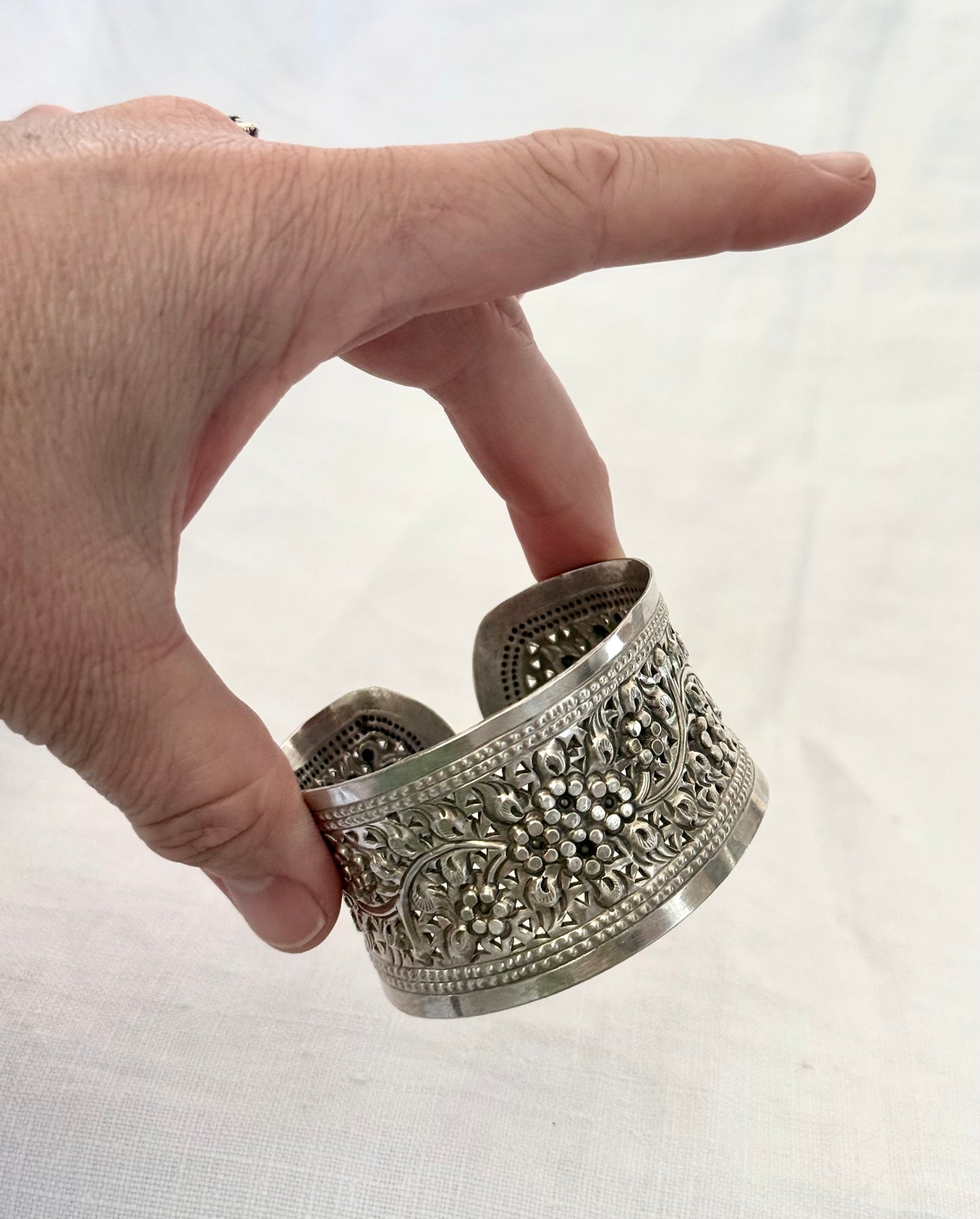 .1990s .925 artisan made solid silver floral embossed repousse wide and glorious flower sterling silver open cuff bangle