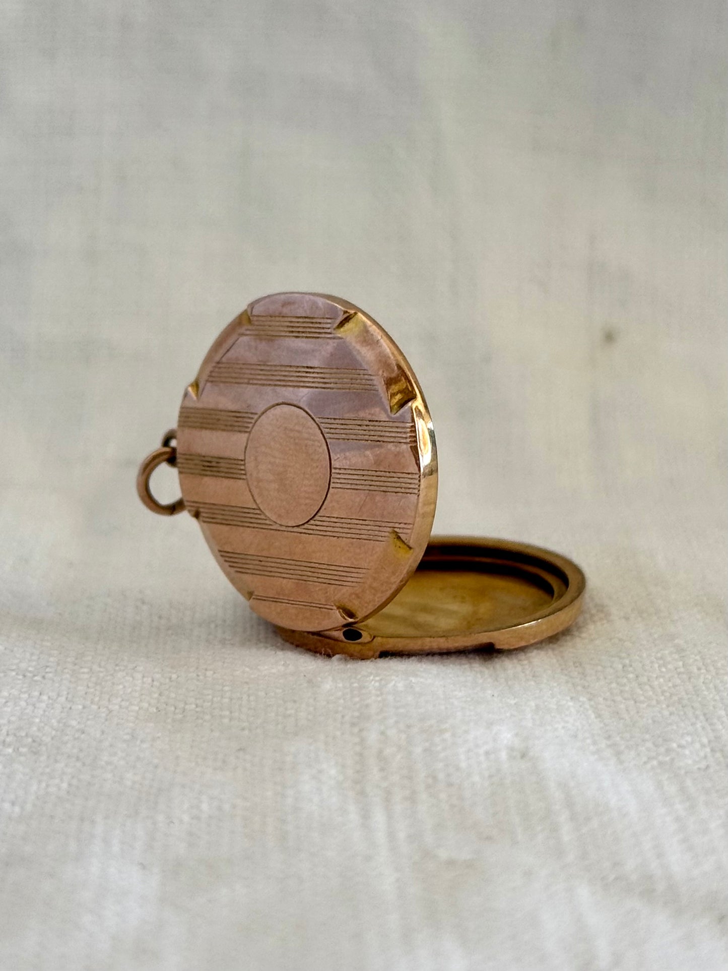 .1915 .375 .9ct antique rose gold Edwardian round pin stripe memory keepsake rose gold photo locket