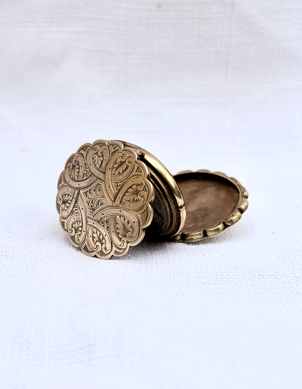 .1860s .1880s antique .375 .9ct gold Aesthetic Victorian era exquisite scallop form double sided front and back gold memento locket