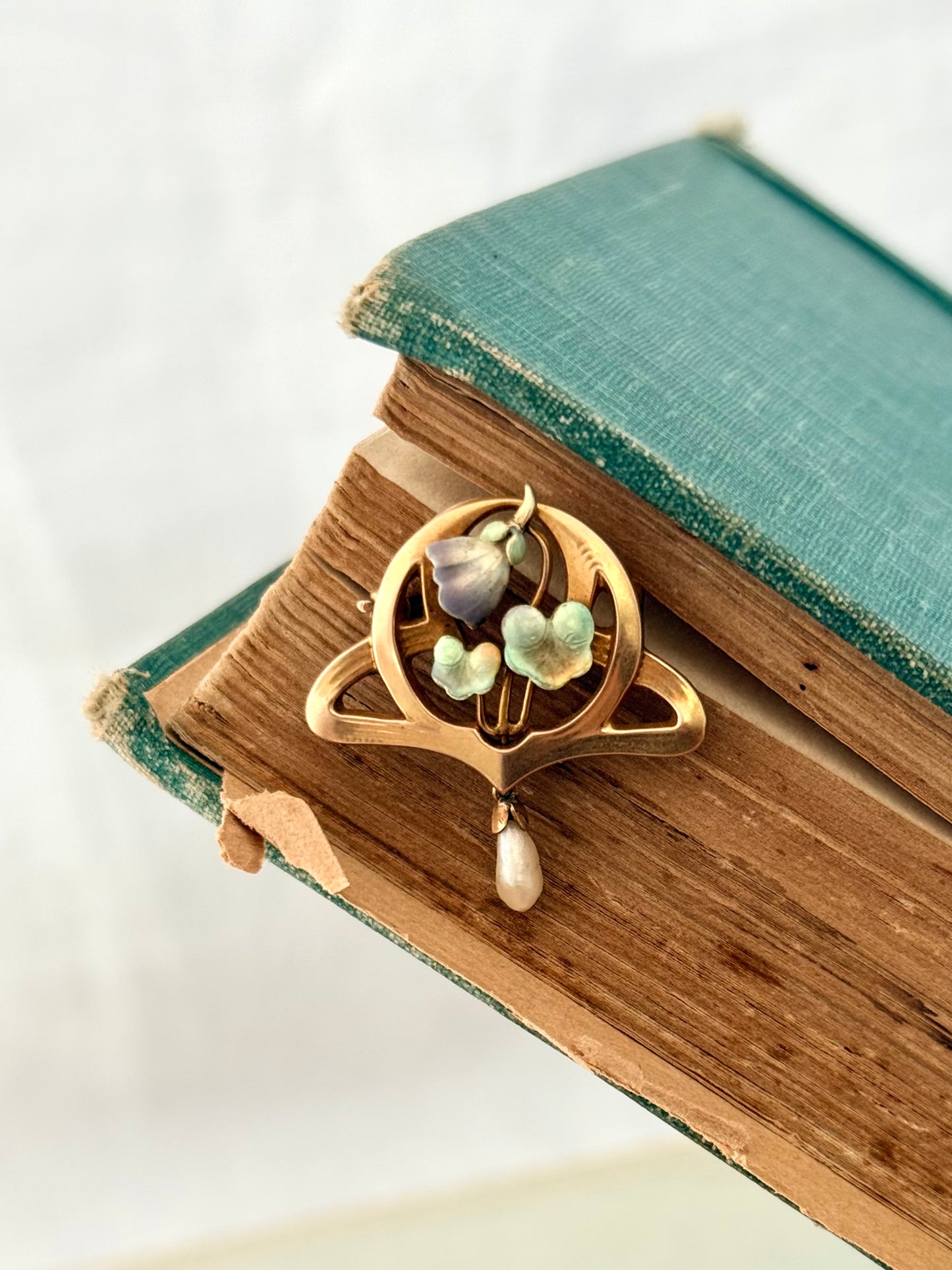 .15ct .1890s .1900s .625 gold Art Nouveau fine art fine gold enamel and pearl water lily lily pad brooch pin