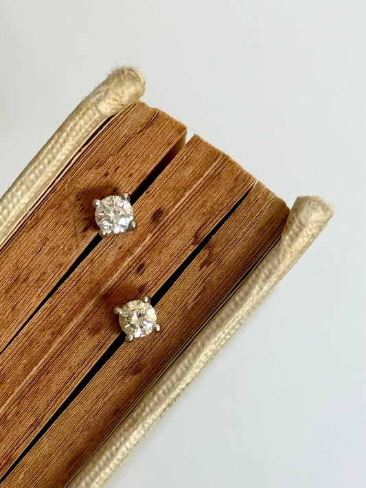 .0.50ct .18ct white gold diamond solitaire classic luxury post stud earrings