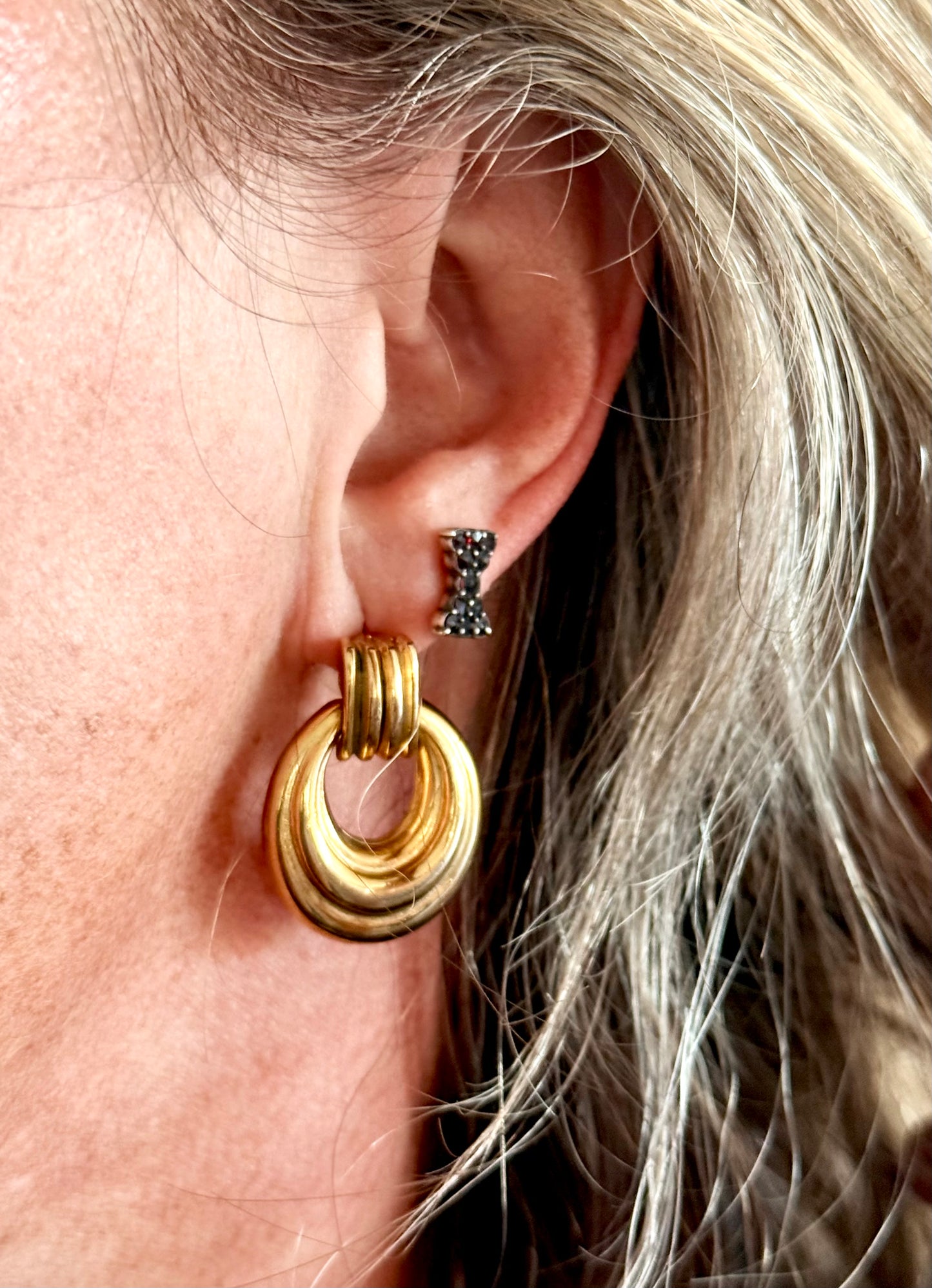 .1980s door knocker gold tone modernist swivel oval post stud earrings
