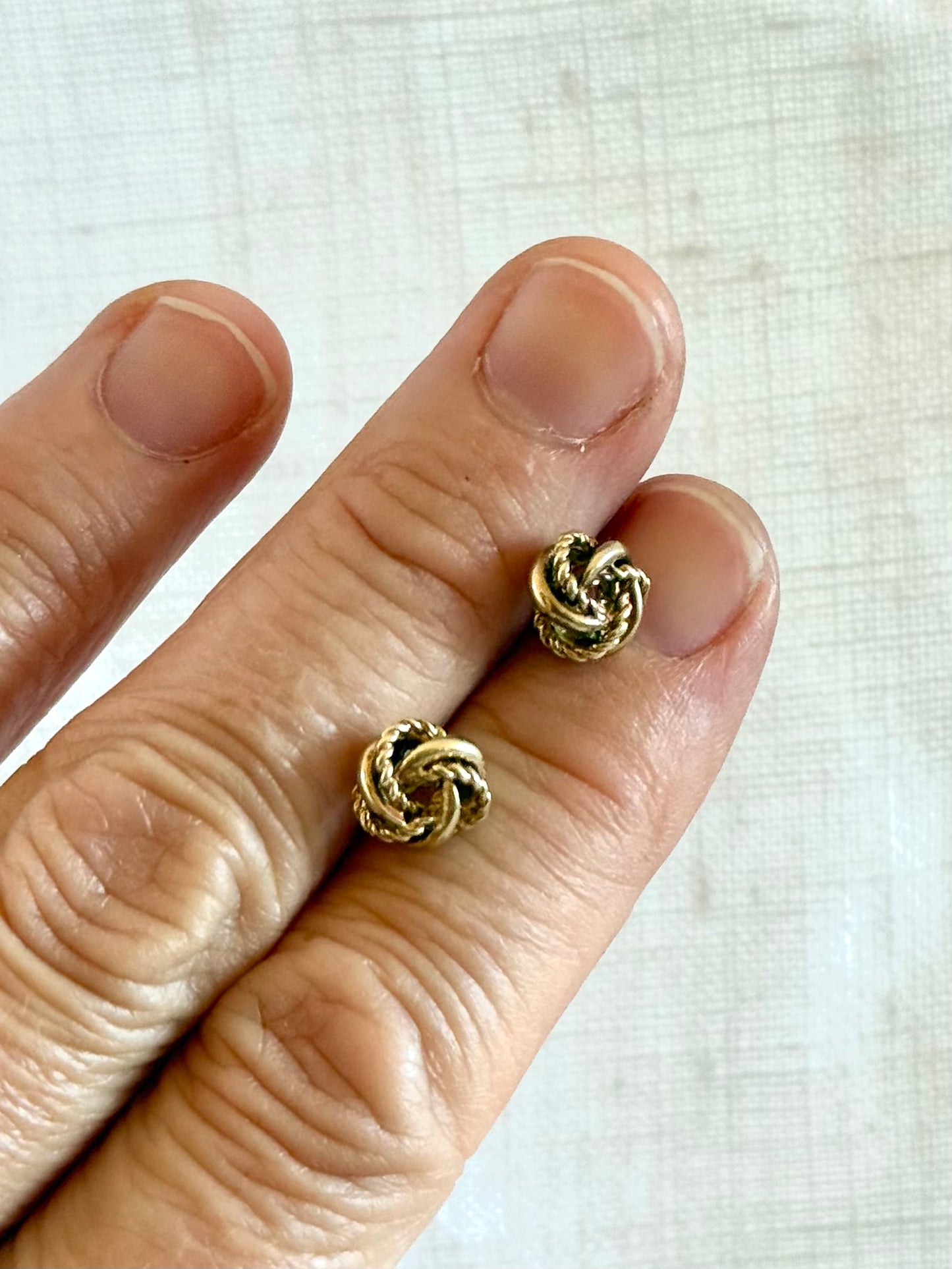 .375 .9ct gold lover’s knot textured gold post stud earrings