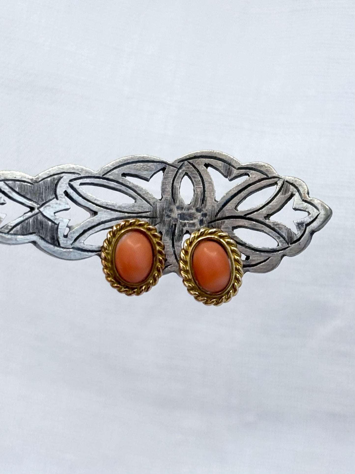 .1970s .375 .9ct Salmon coral and luxurious gold oval post stud push in luxury earrings