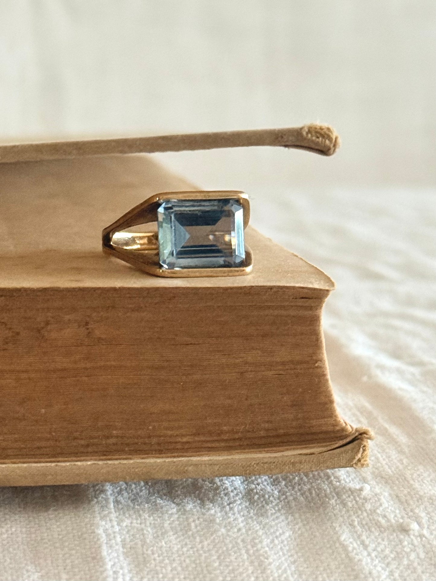 .1960s .1970s .375 .9ct gold blue stone cocktail modernist dress ring