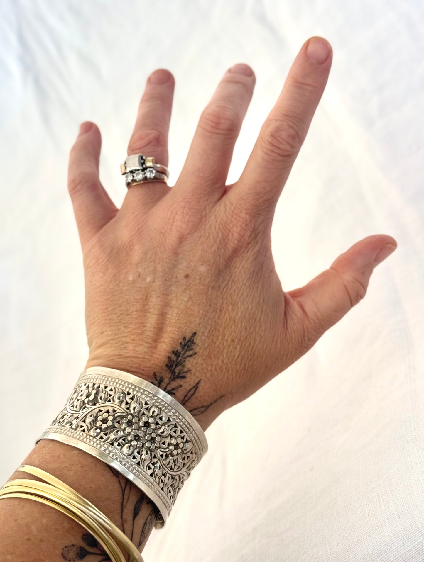 .1990s .925 artisan made solid silver floral embossed repousse wide and glorious flower sterling silver open cuff bangle