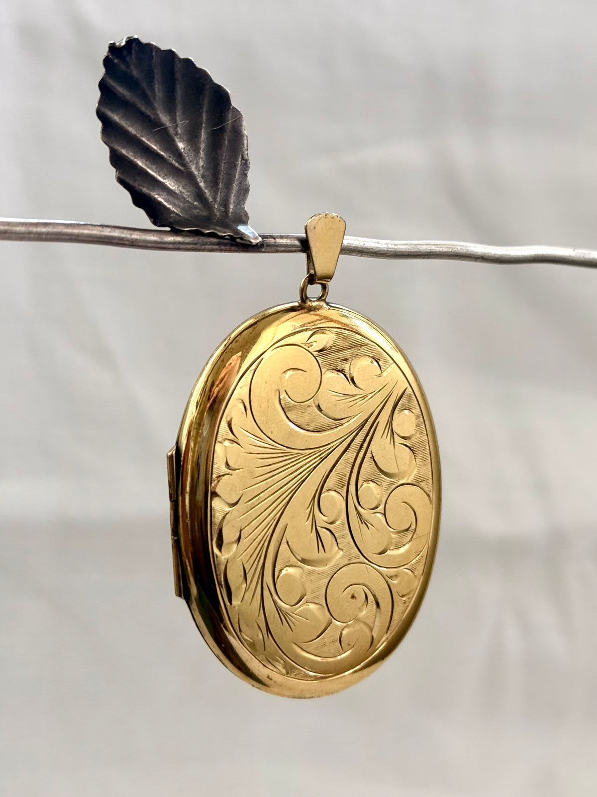 .1960s .1970s .375 .9ct gold Oversized Oval metal core photo locket pendant