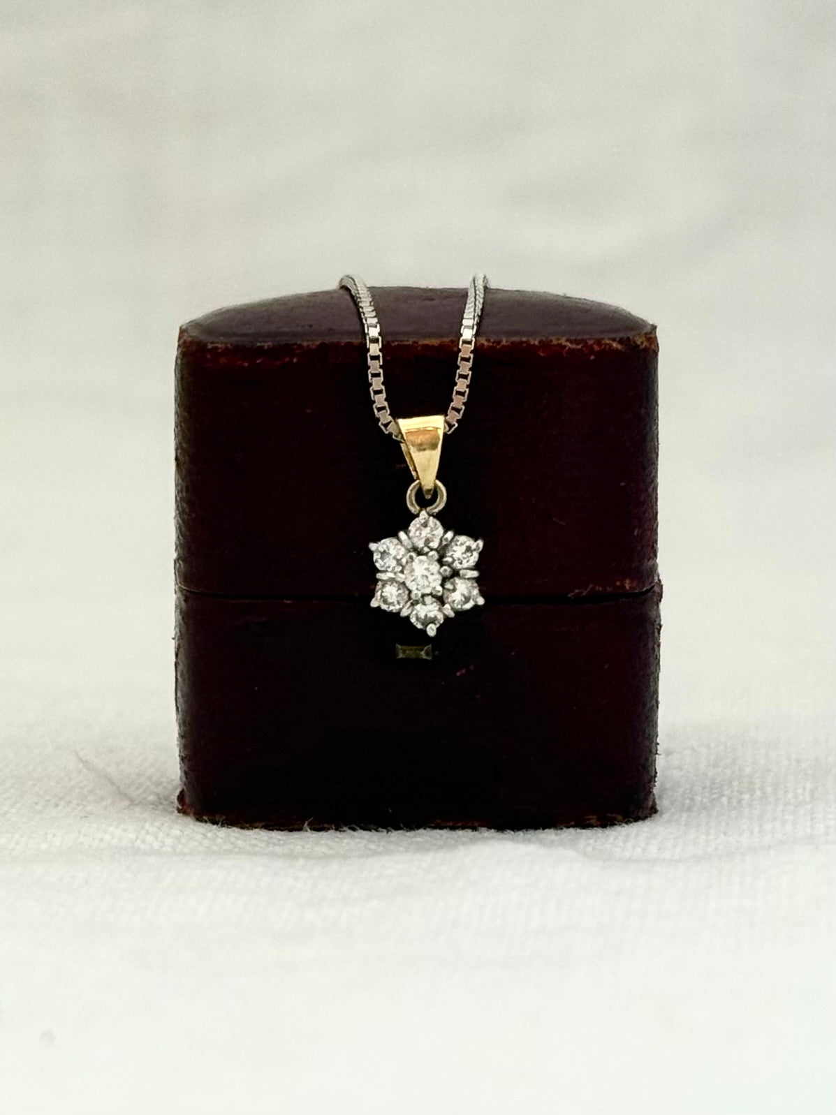 .1970s .375 gold 7 diamond star flower luxury gold pendant on modernist white gold box chain necklace