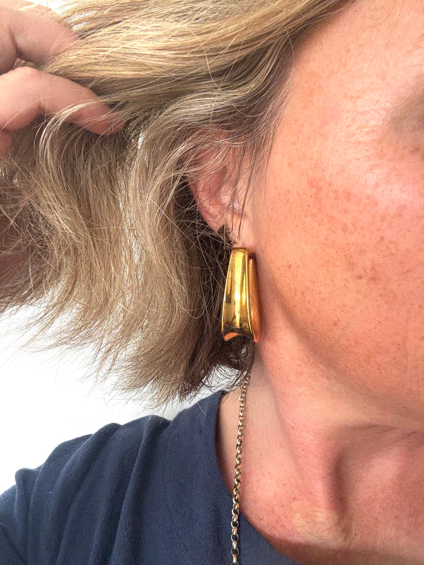 .14ct .1970s .1990s .585 designer Italian modernist high carat yellow gold u shaped horseshoe form oversized Milor designer hoop gold clasp drop earrings