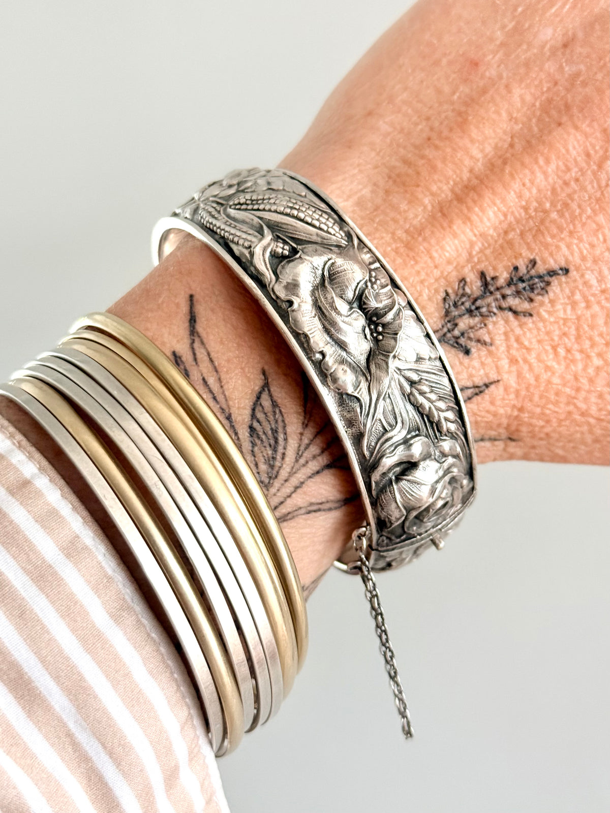 .1930s 1940s .833 Arts & Crafts Portuguese high relief silver repousse embossed floral corn wheat harvest clasp bangle