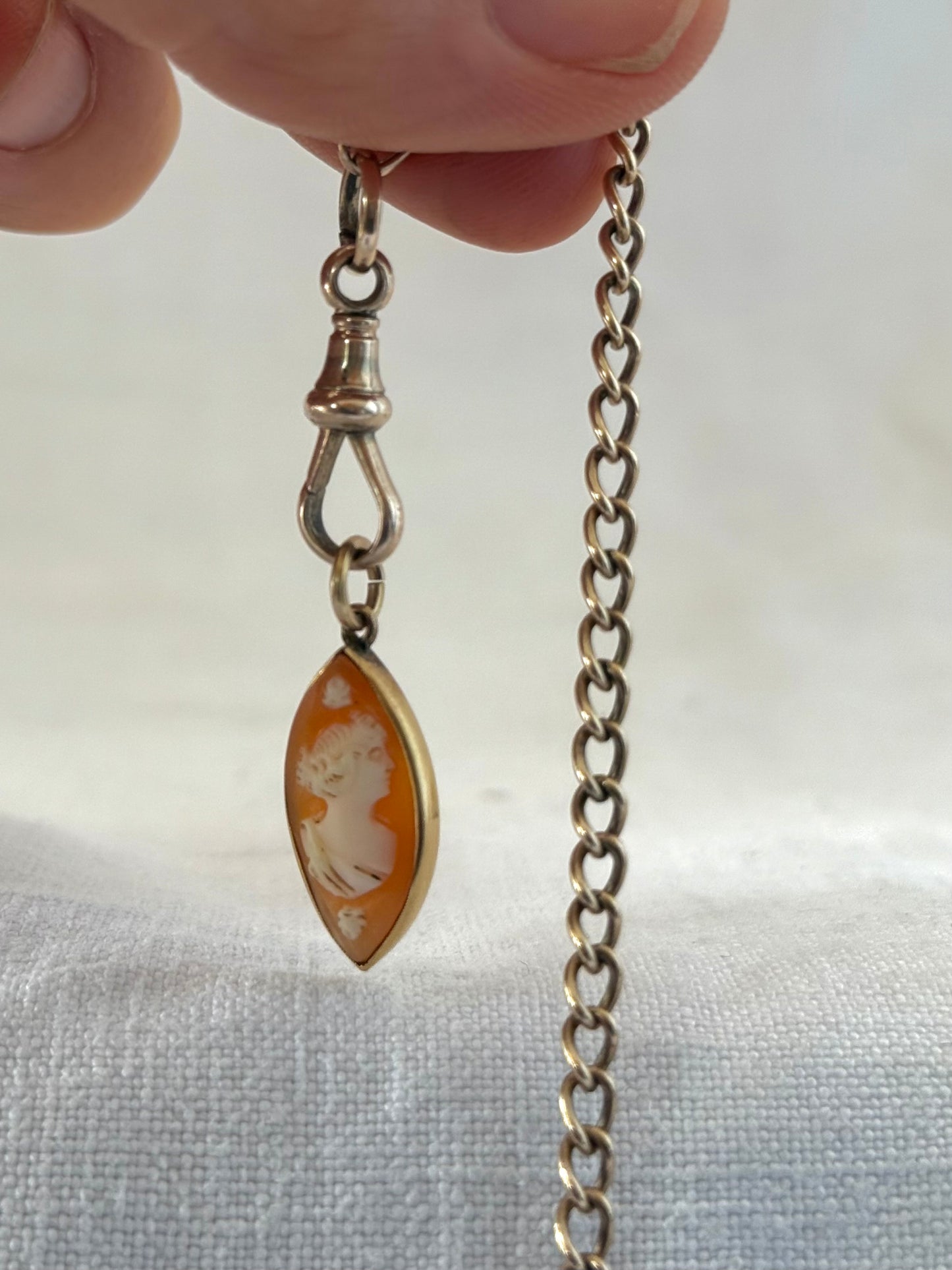 .1910s .375ct gold antique Edwardian pendant Marquise cat eye shaped Cameo shell 9ct gold pendant