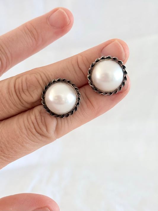 .1970s .1980s .925 sterling silver oversized round circle Mabe pearl post stud earrings
