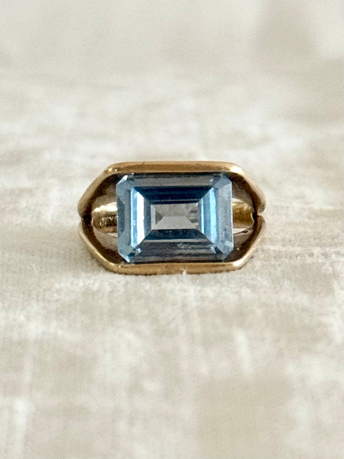 .1960s .1970s .375 .9ct gold blue stone cocktail modernist dress ring