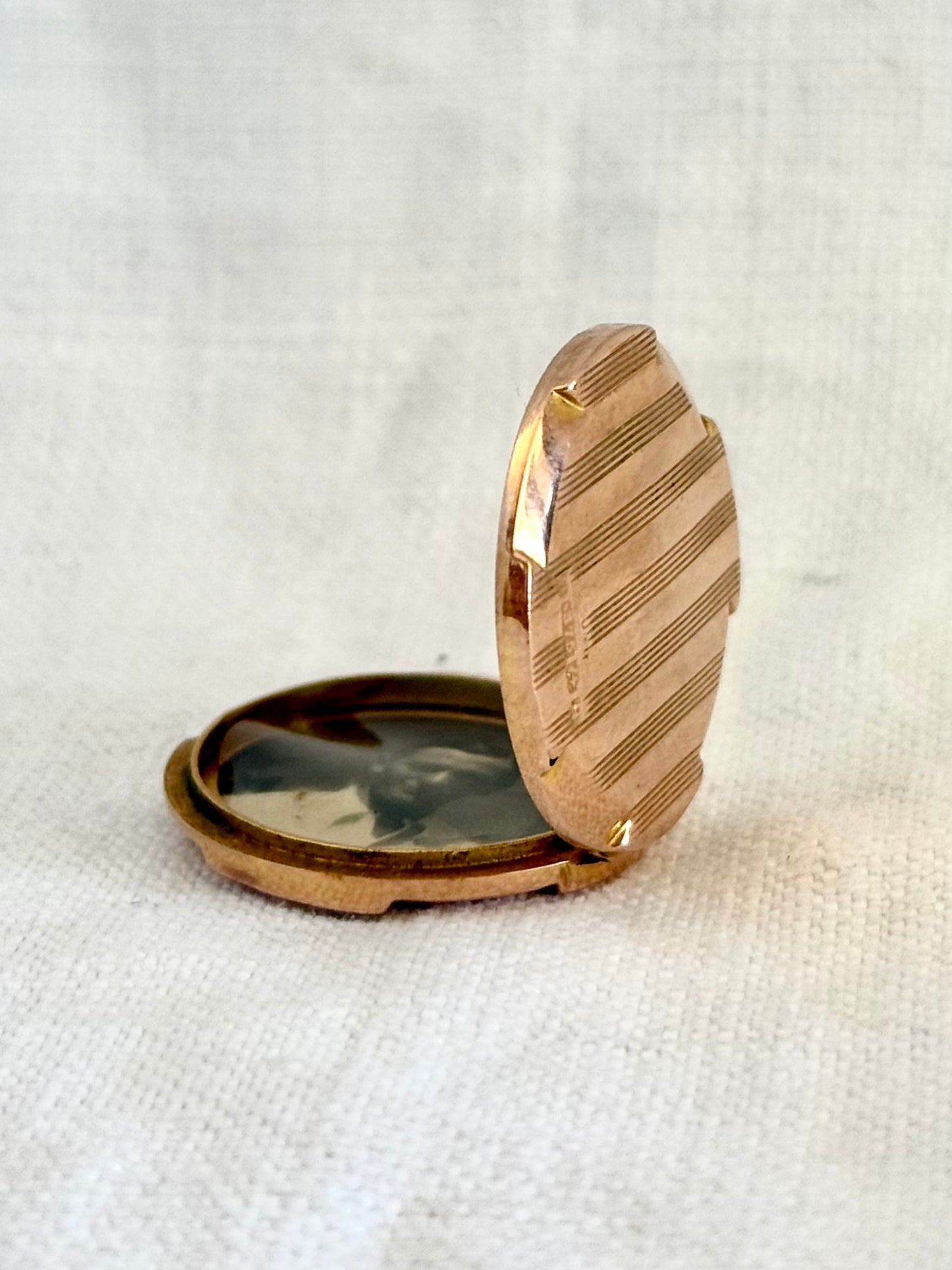 .1915 .375 .9ct antique rose gold Edwardian round pin stripe memory keepsake rose gold photo locket