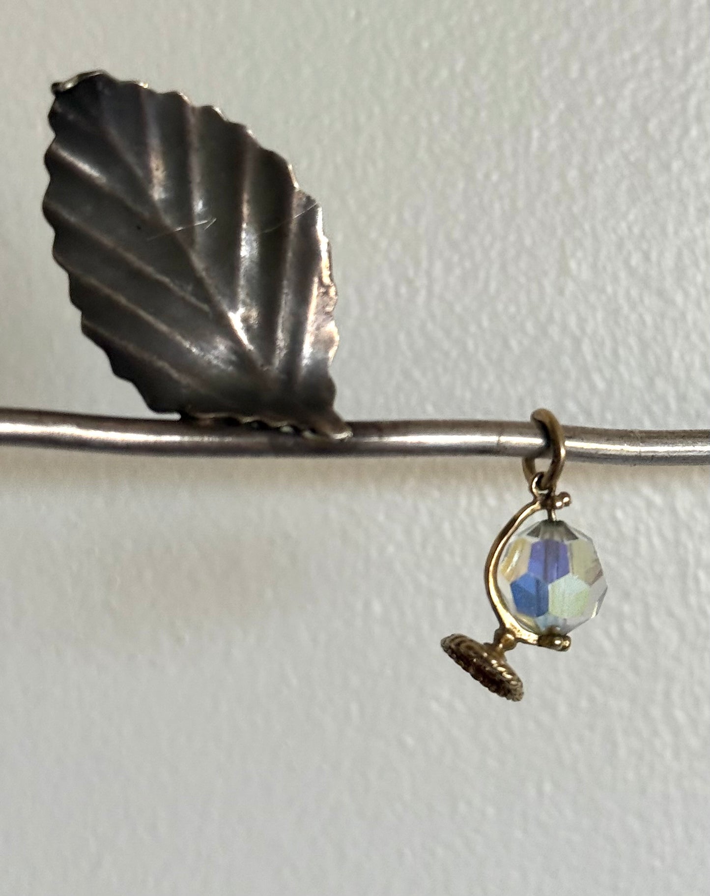 .1970s .375 .9ct retro gorgeous Auroria Crystal bead World globe yellow gold charm pendant