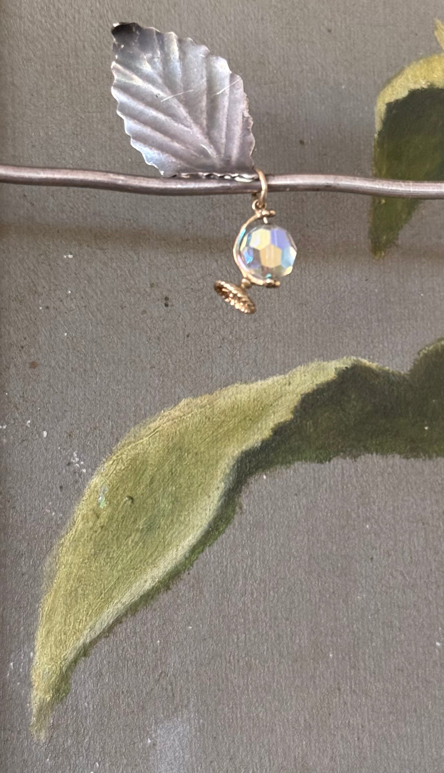 .1970s .375 .9ct retro gorgeous Auroria Crystal bead World globe yellow gold charm pendant