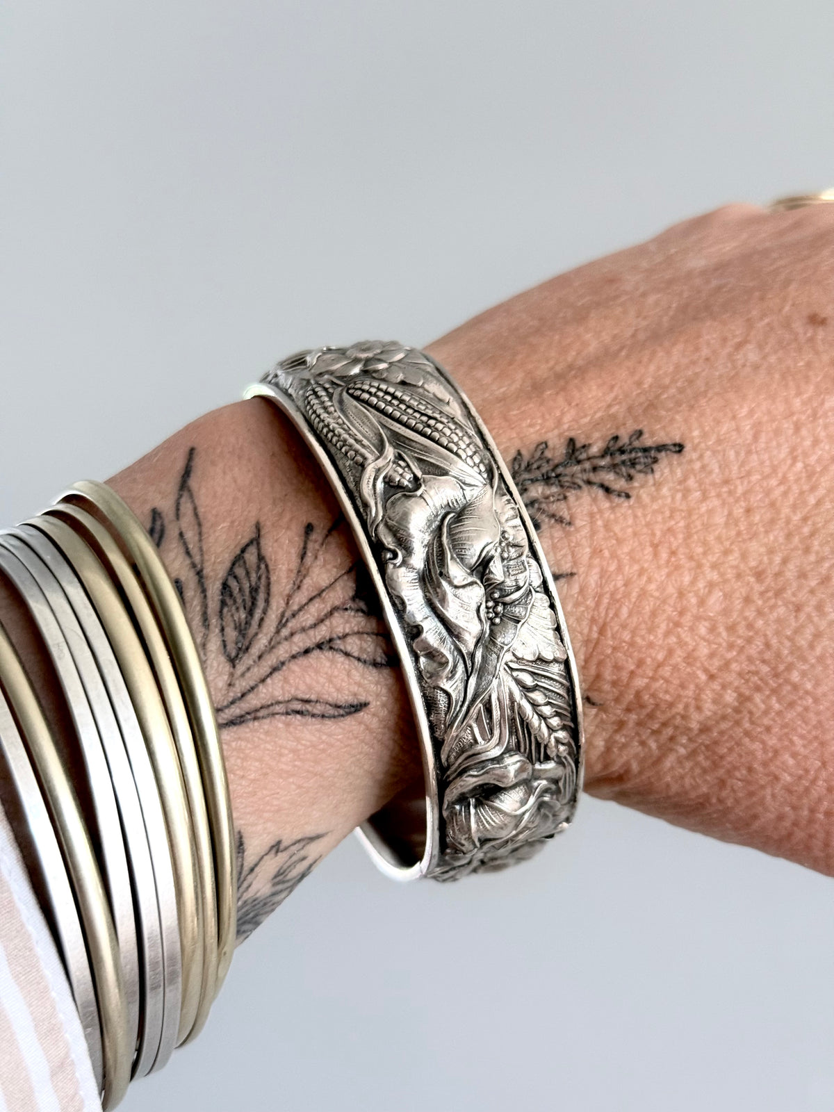.1930s 1940s .833 Arts & Crafts Portuguese high relief silver repousse embossed floral corn wheat harvest clasp bangle