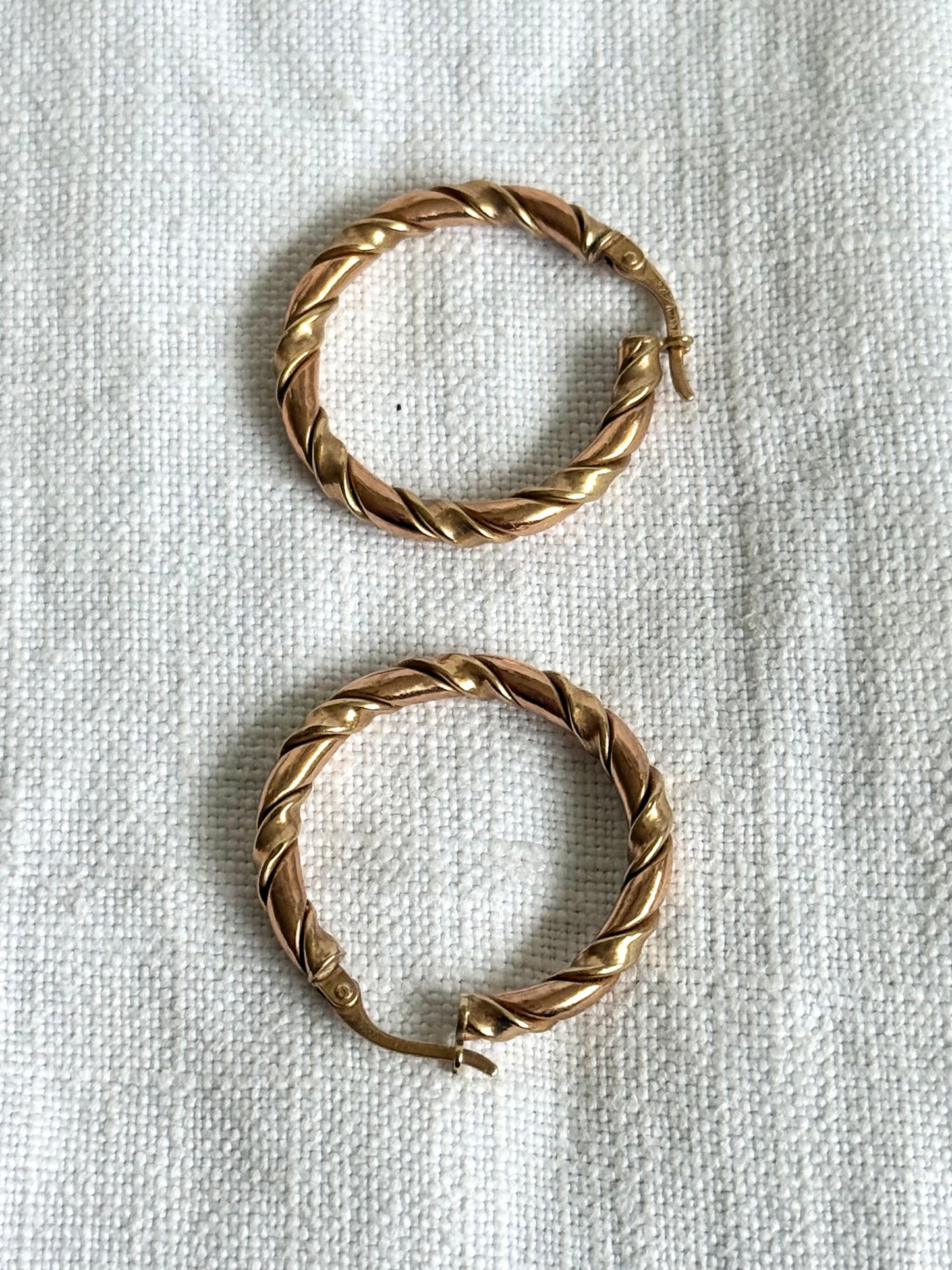 .26mm diameter .375 .9ct rose gold and yellow gold twist twirl fancy two tone 9ct gold medium sized hoop huggy gold earrings