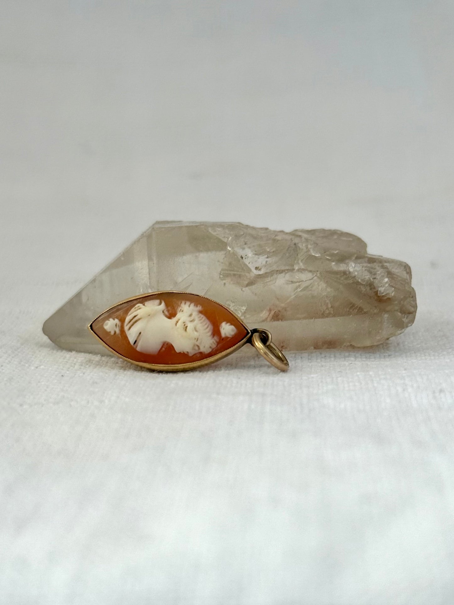 .1910s .375ct gold antique Edwardian pendant Marquise cat eye shaped Cameo shell 9ct gold pendant