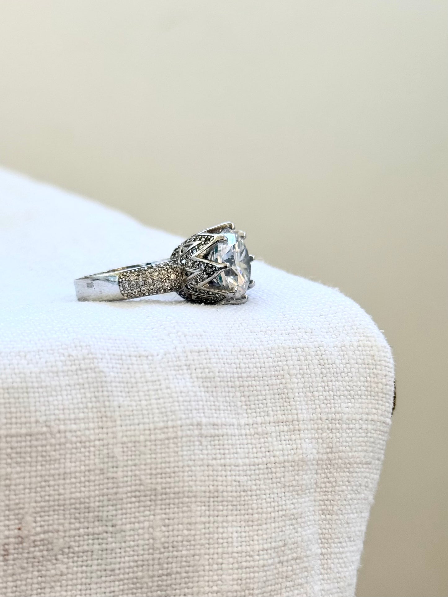 .1950s revival .925 architectural large flower silver beautiful modernist diamanté clear stone high rise pave set geometric large cocktail dress ring