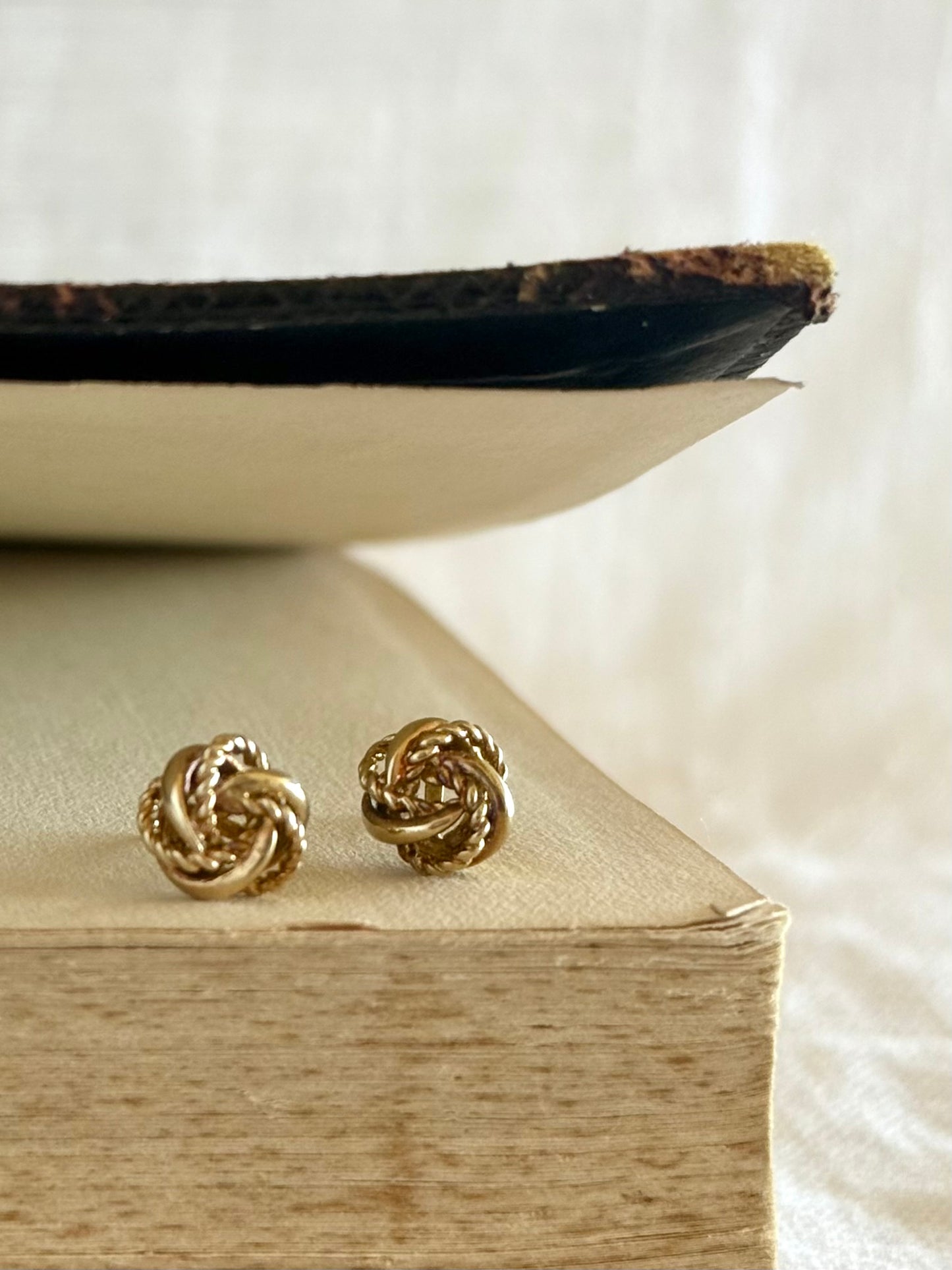.375 .9ct gold lover’s knot textured gold post stud earrings