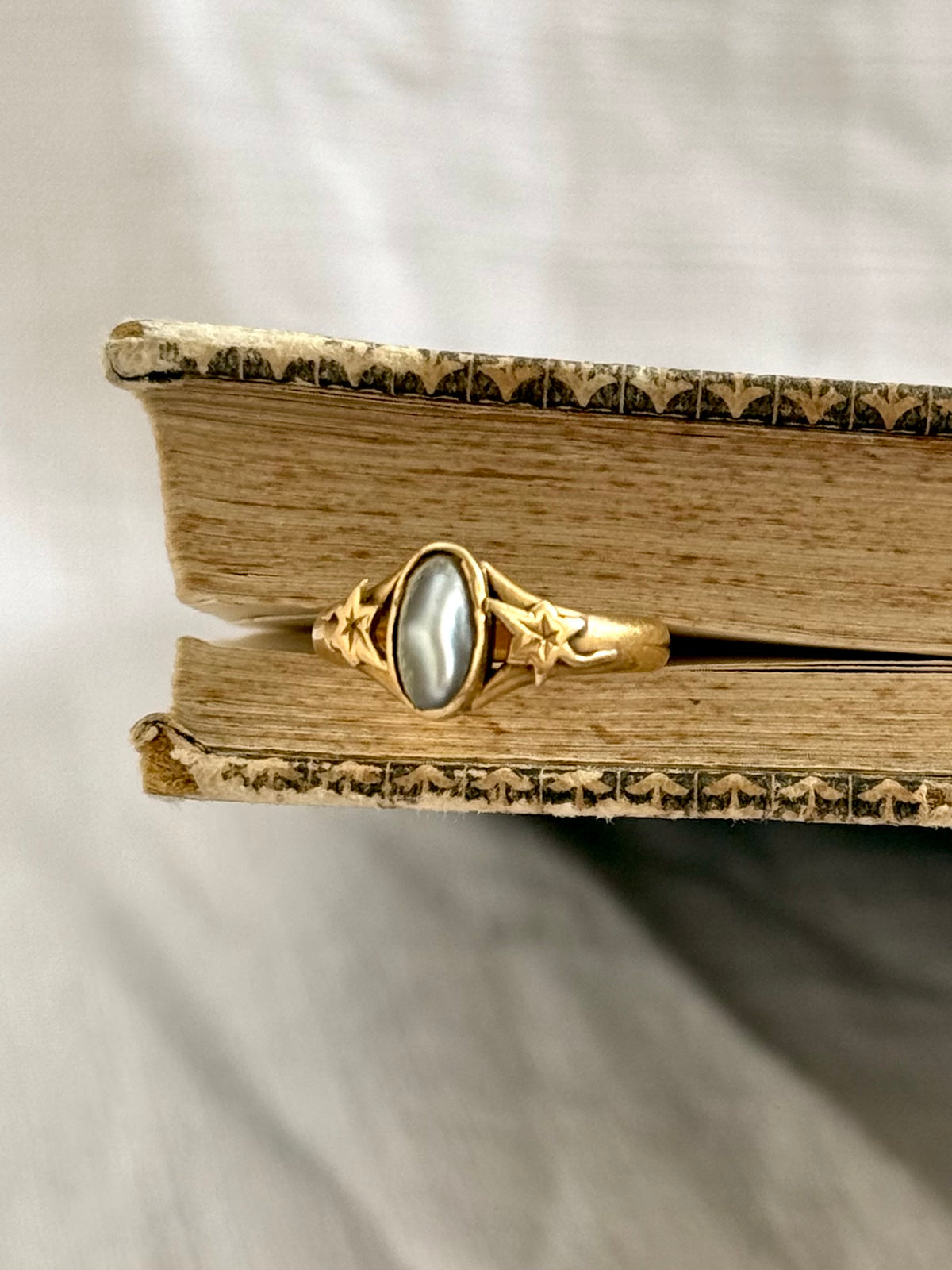 .18ct gold .1890s .1900s .750 Art Nouveau antique blister pearl natural pearl Ivy leaf romantic heirloom high carat gold treasure ring.