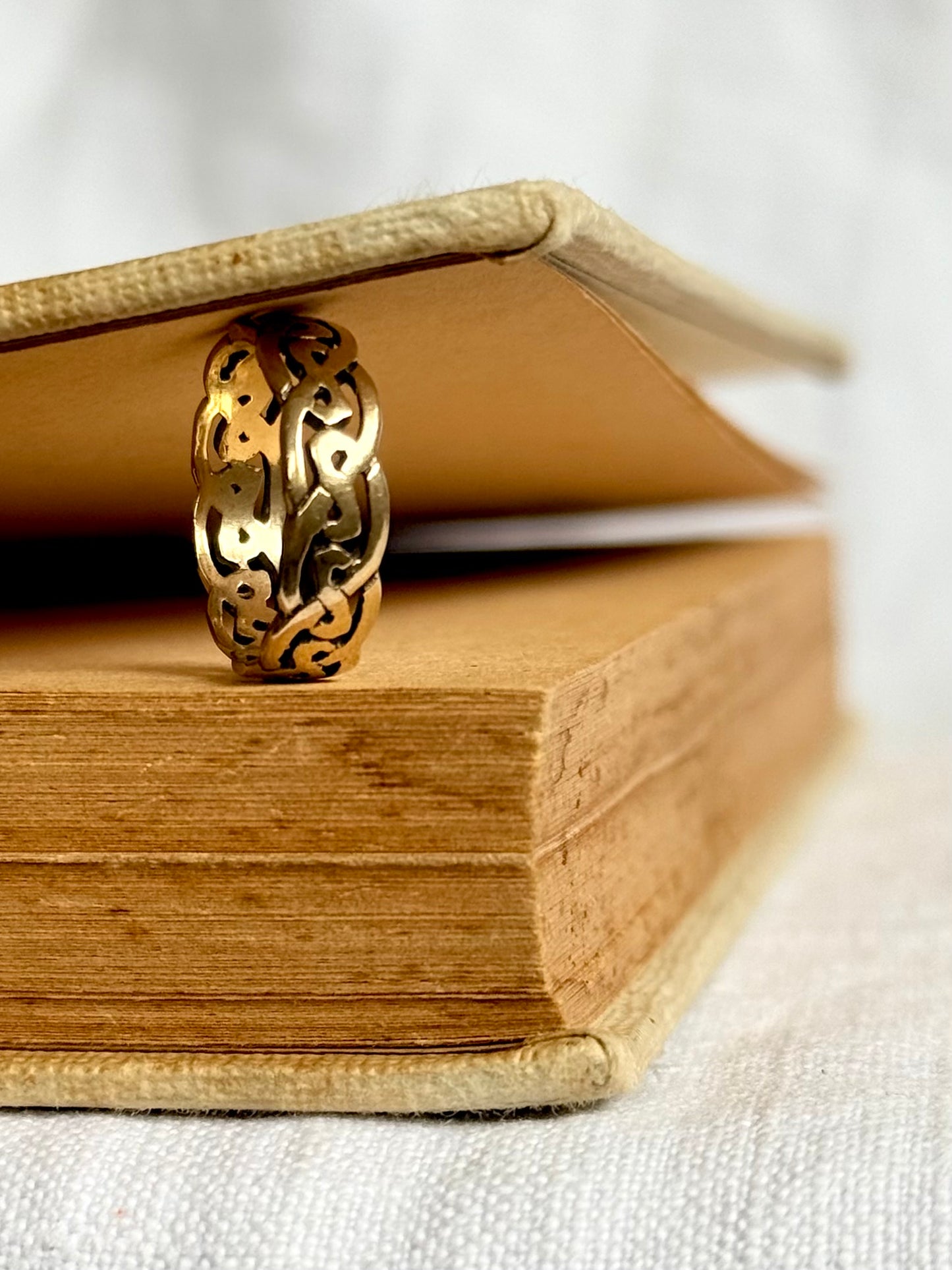 .1900s .1960s .375 .9ct Celtic Weave Traditional Irish Welsh love token sweetheart commitment token gold ring band