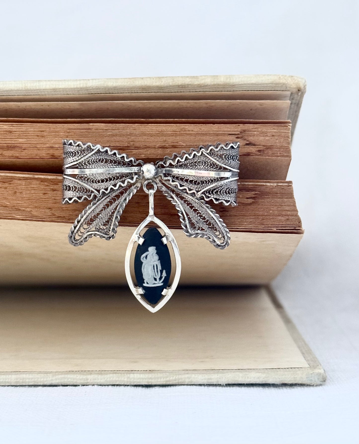 .1940s .1970s .925 artisan made fine filigree open work Malta hand made fine silver wire woven ribbon bow pin brooch with Wedgwood charcoal black vintage Jasperware high relief cameo dangle