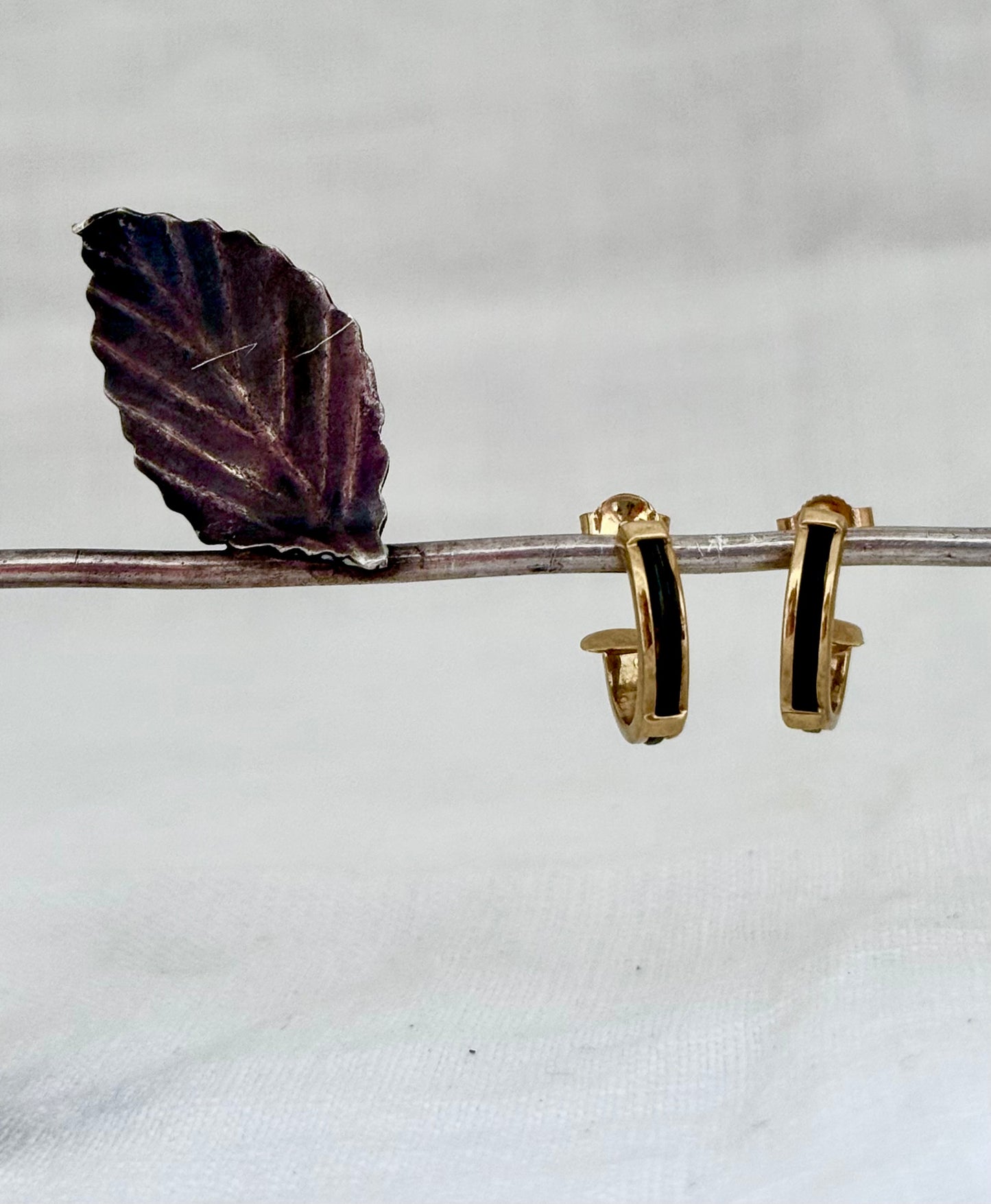 .15mm drop .1990s .375 .9ct gold Elephant hair hoop huggie luxury classic post stud earrings