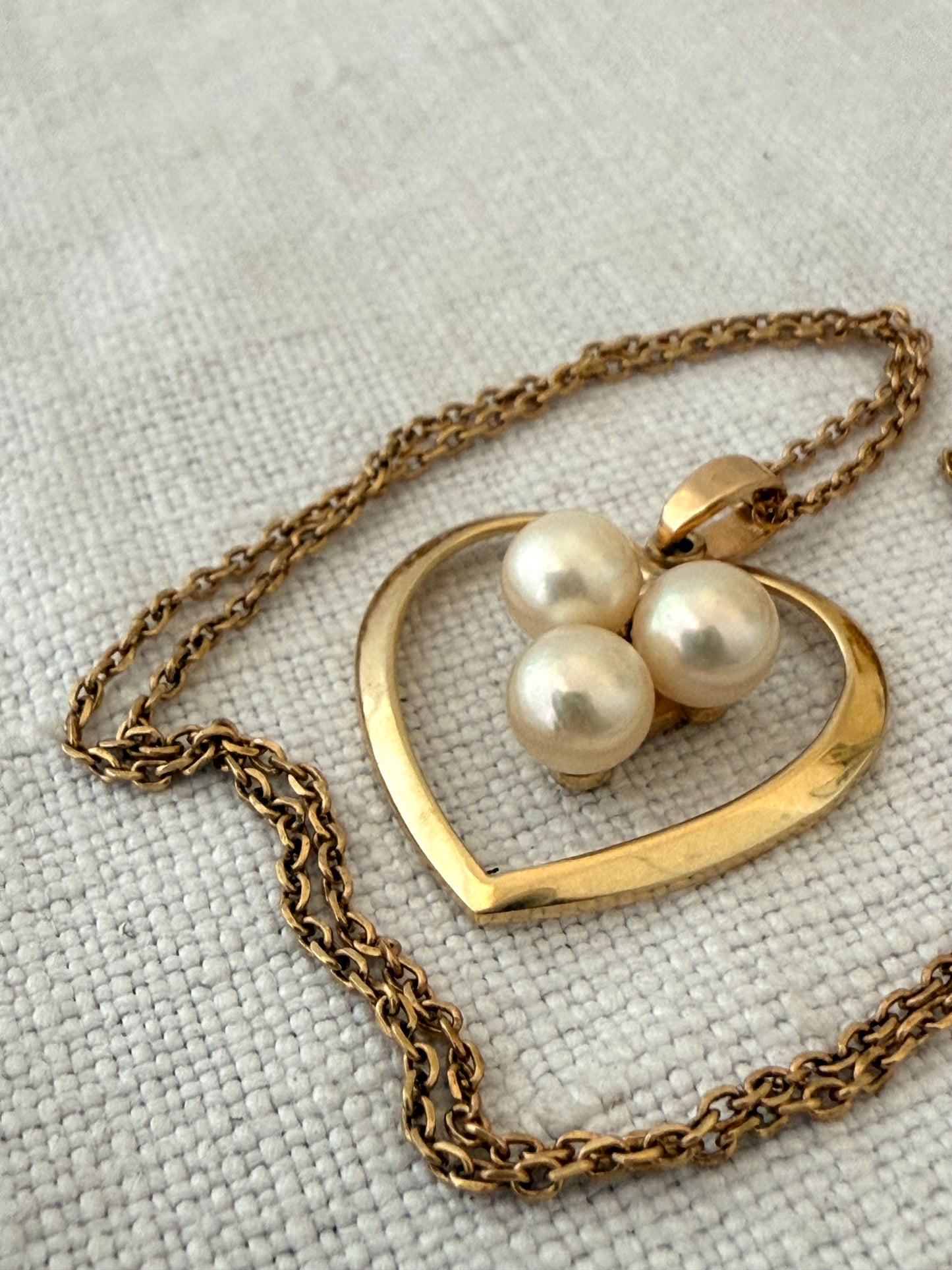 .14ct .585 gold MIKIMOTO designer marine cultured pearl collectors Mikimoto 14k gold and 3 Akoya white pearls heart pendant and chain necklace