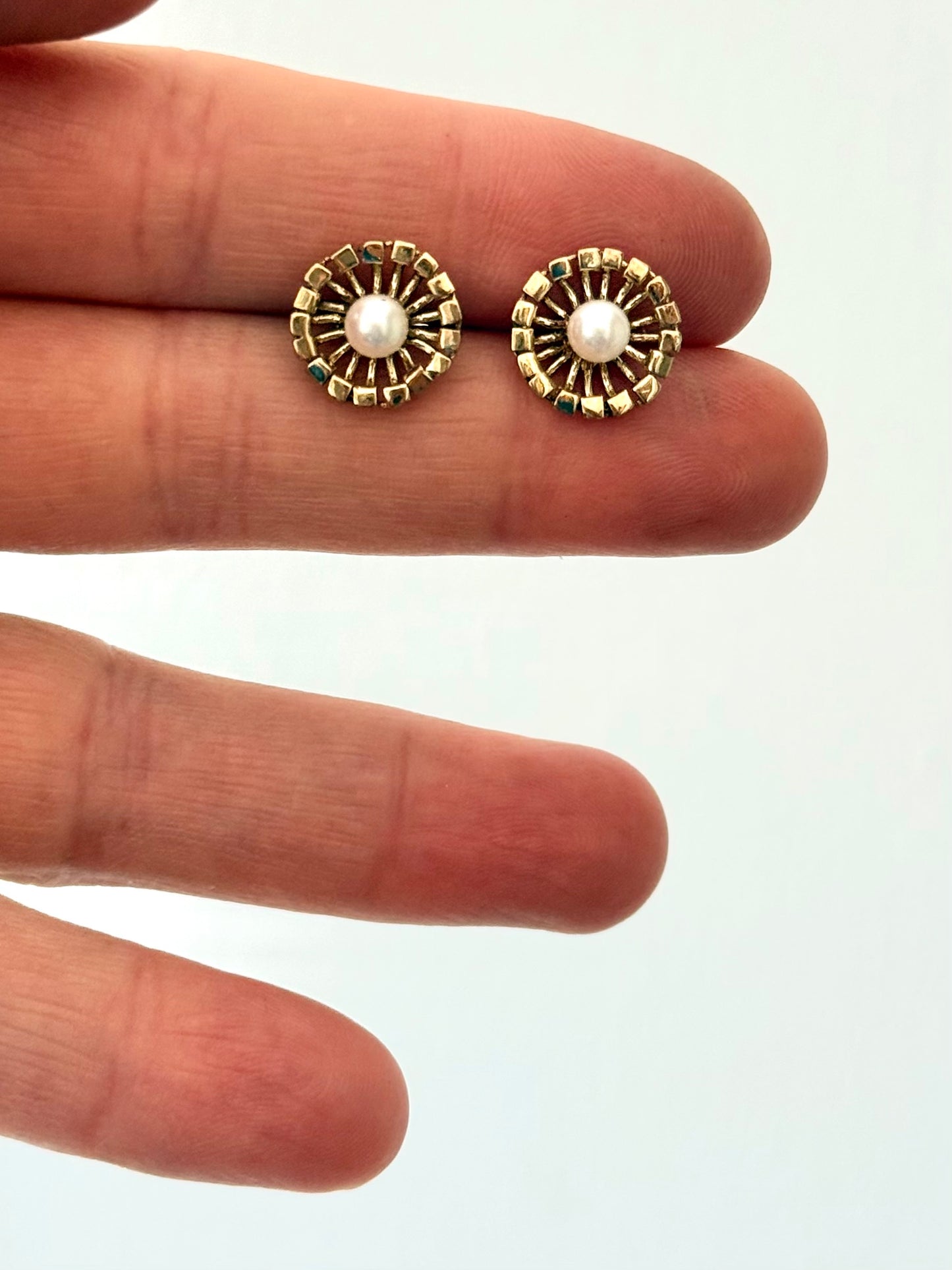 .1970s 9ct yellow gold starburst flower with crisp white pearl brutalist post stud push in earrings