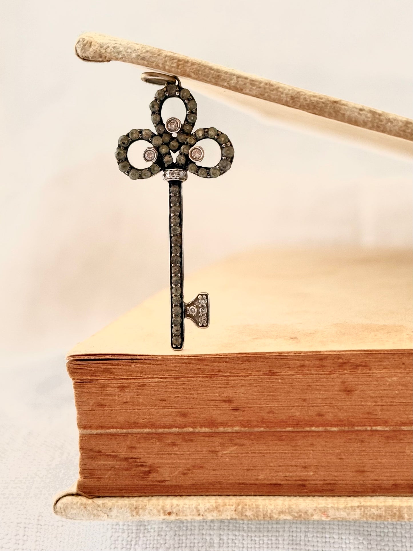 .18ct .750 .60 diamonds Brazilian designer white gold antique revival modernist diamond key luxury 18ct high carat gold and diamond studded romantic clover leaf key pendant