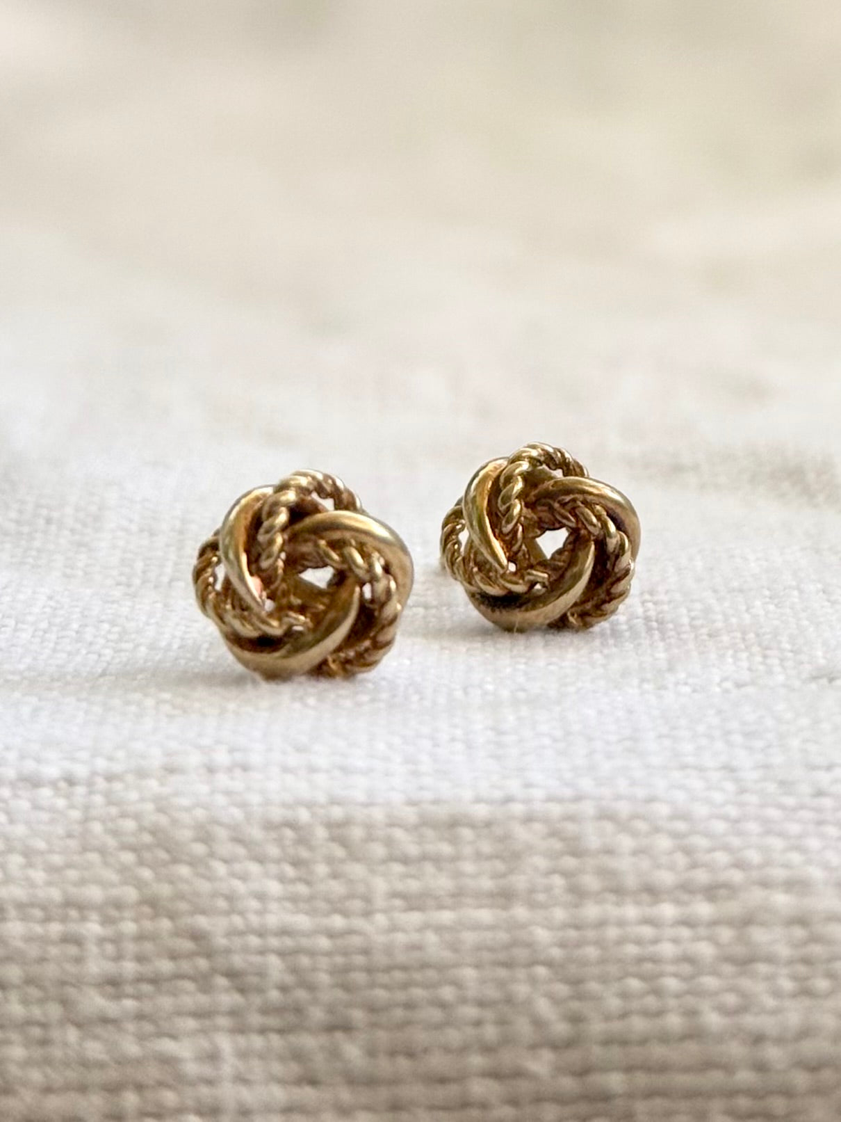 .375 .9ct gold lover’s knot textured gold post stud earrings
