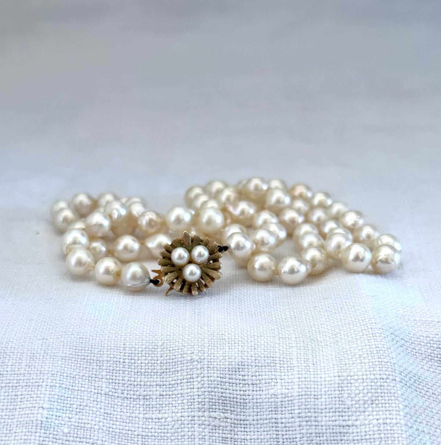 .1950s .375 .9ct heirloom gold clasp and luscious pearlescent pearl string necklace