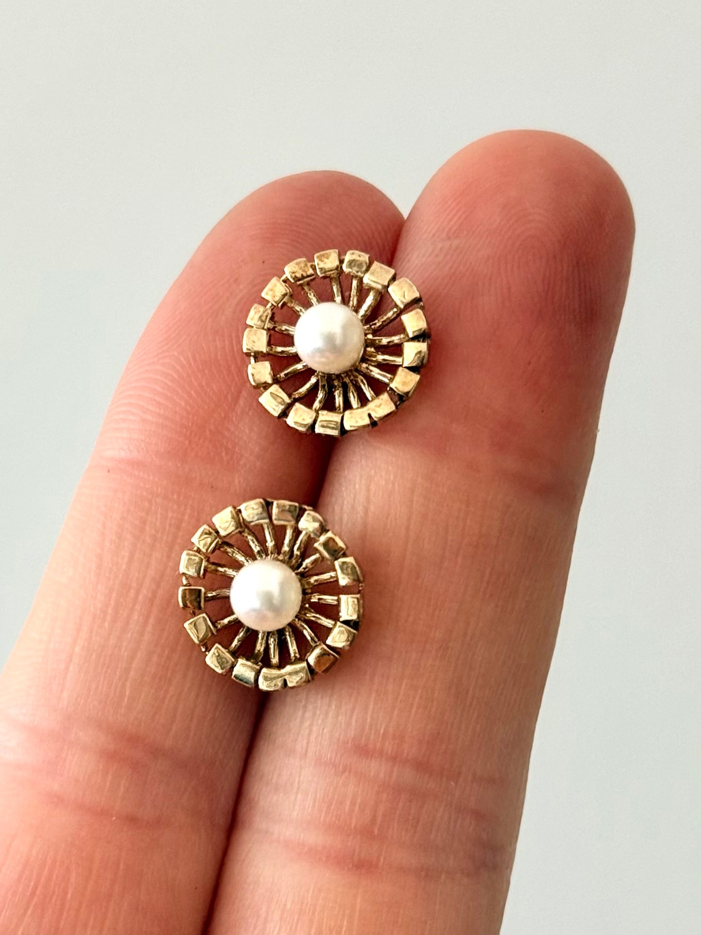 .1970s 9ct yellow gold starburst flower with crisp white pearl brutalist post stud push in earrings