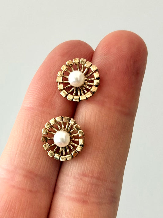 .1970s 9ct yellow gold starburst flower with crisp white pearl brutalist post stud push in earrings