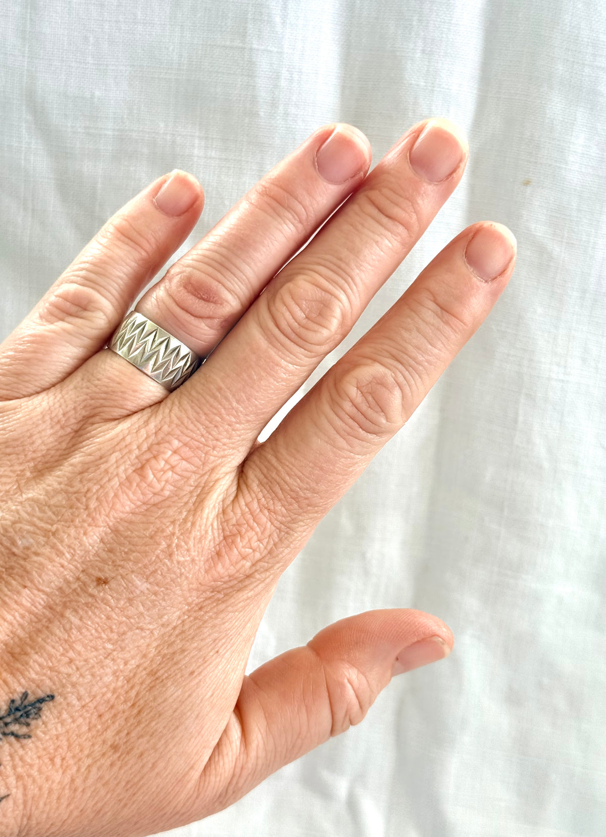 .1970s .925 Edwardian revival zigzag wide decorative engraved geometric etched sterling silver Cigar Band Ring