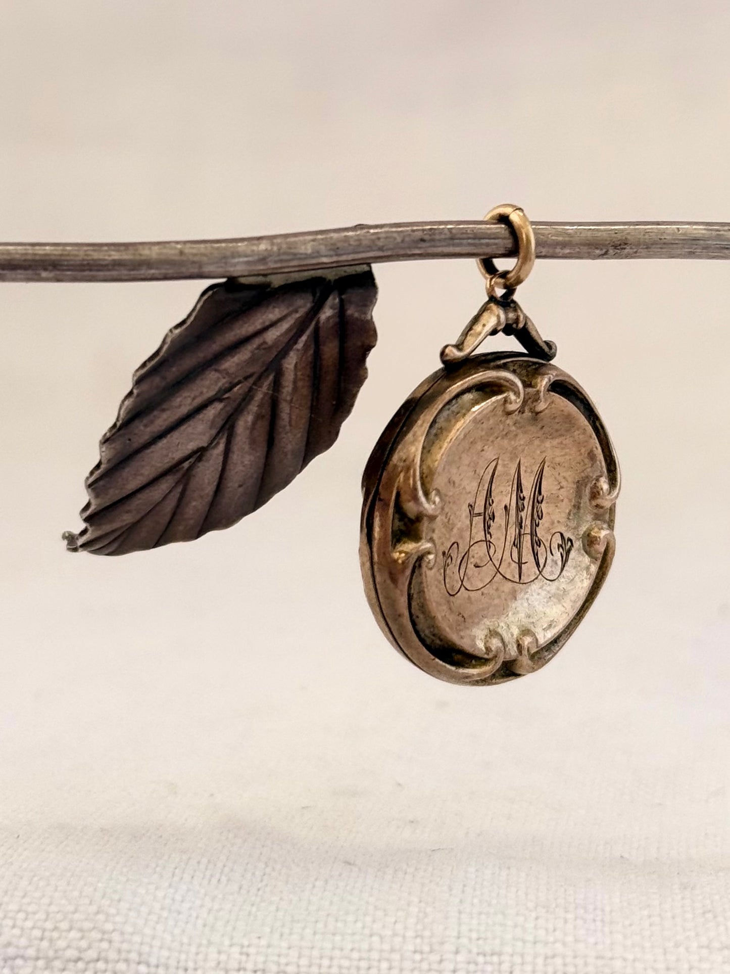 .1900s .375 9ct antique gold Edwardian fancy frame engraved gold photo locket pendant