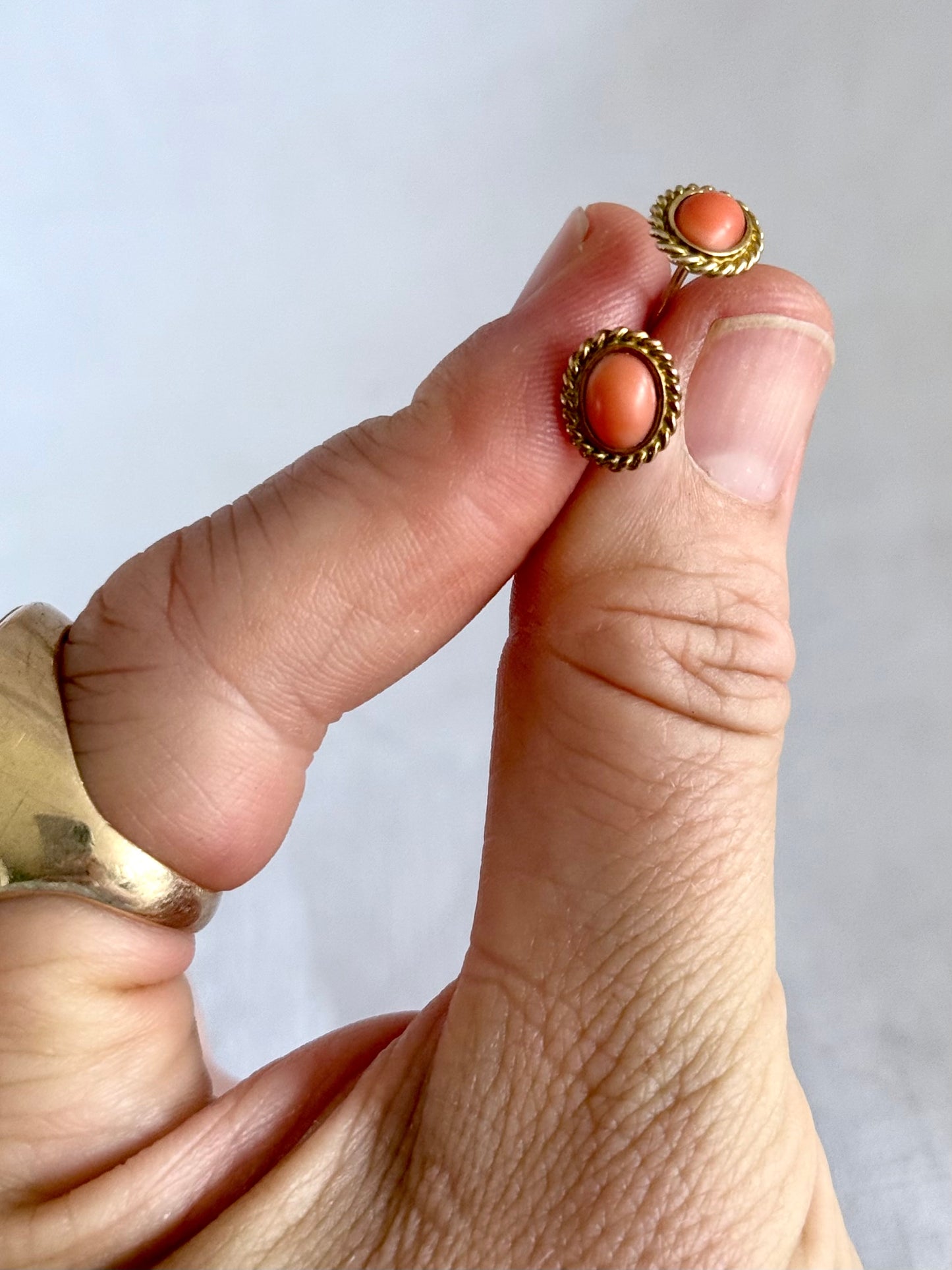 .1970s .375 .9ct Salmon coral and luxurious gold oval post stud push in luxury earrings