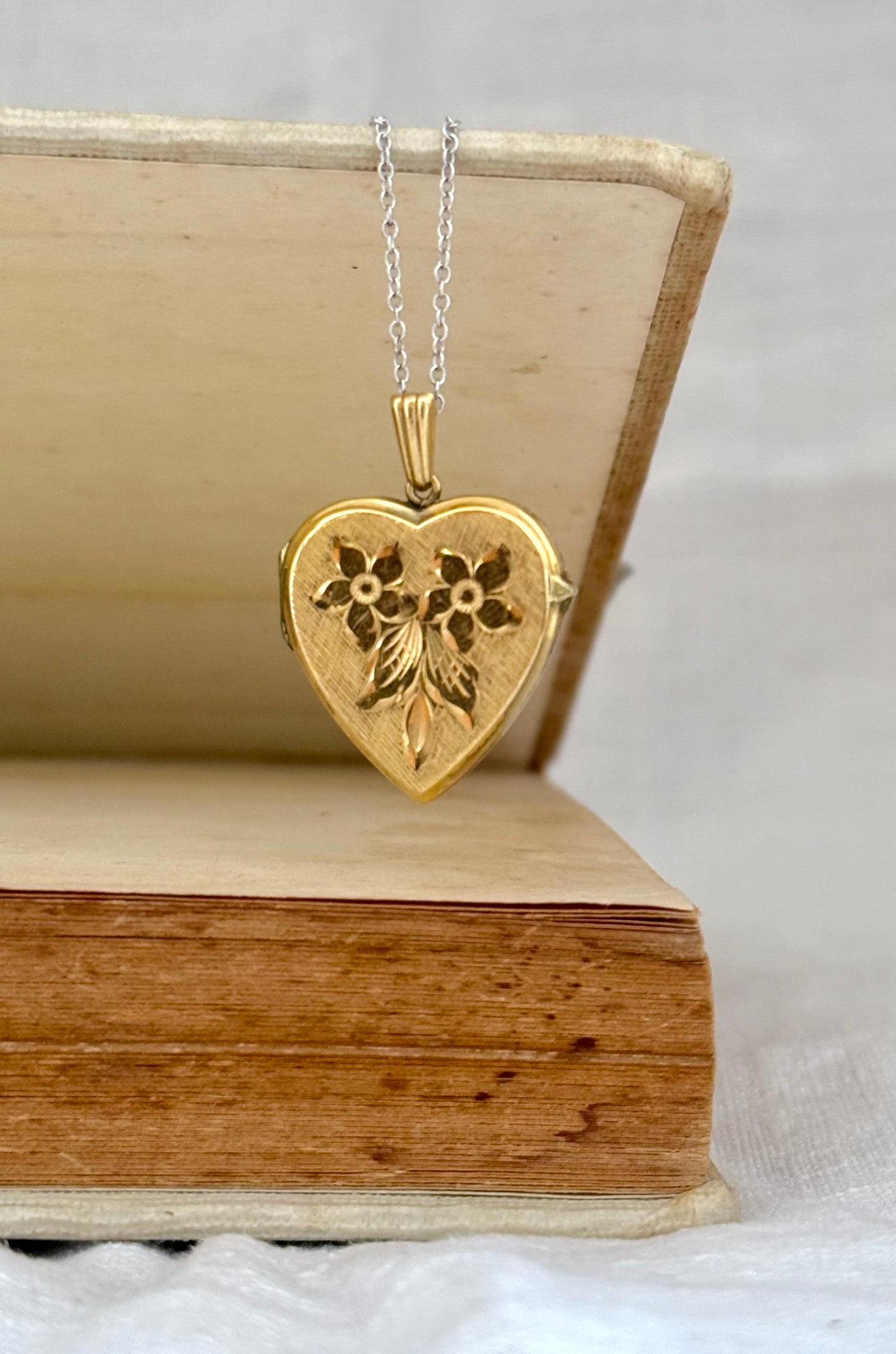 .1940s .1950s .9ct gold heart locket Romantic floral engraved front and back gold marked sentimental love token locket pendant
