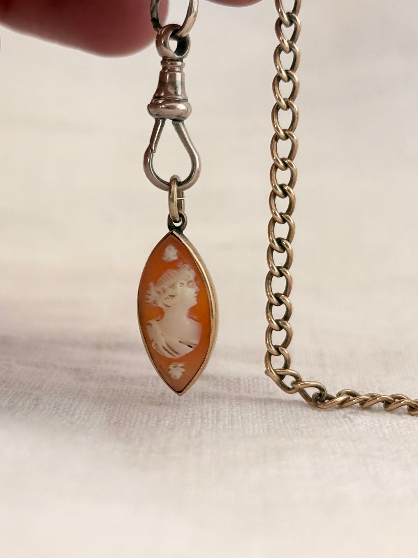 .1910s .375ct gold antique Edwardian pendant Marquise cat eye shaped Cameo shell 9ct gold pendant