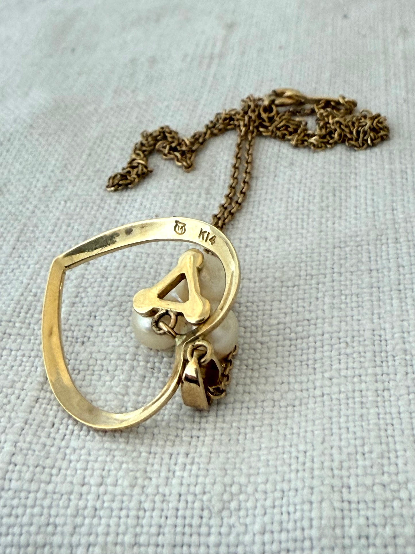 .14ct .585 gold MIKIMOTO designer marine cultured pearl collectors Mikimoto 14k gold and 3 Akoya white pearls heart pendant and chain necklace