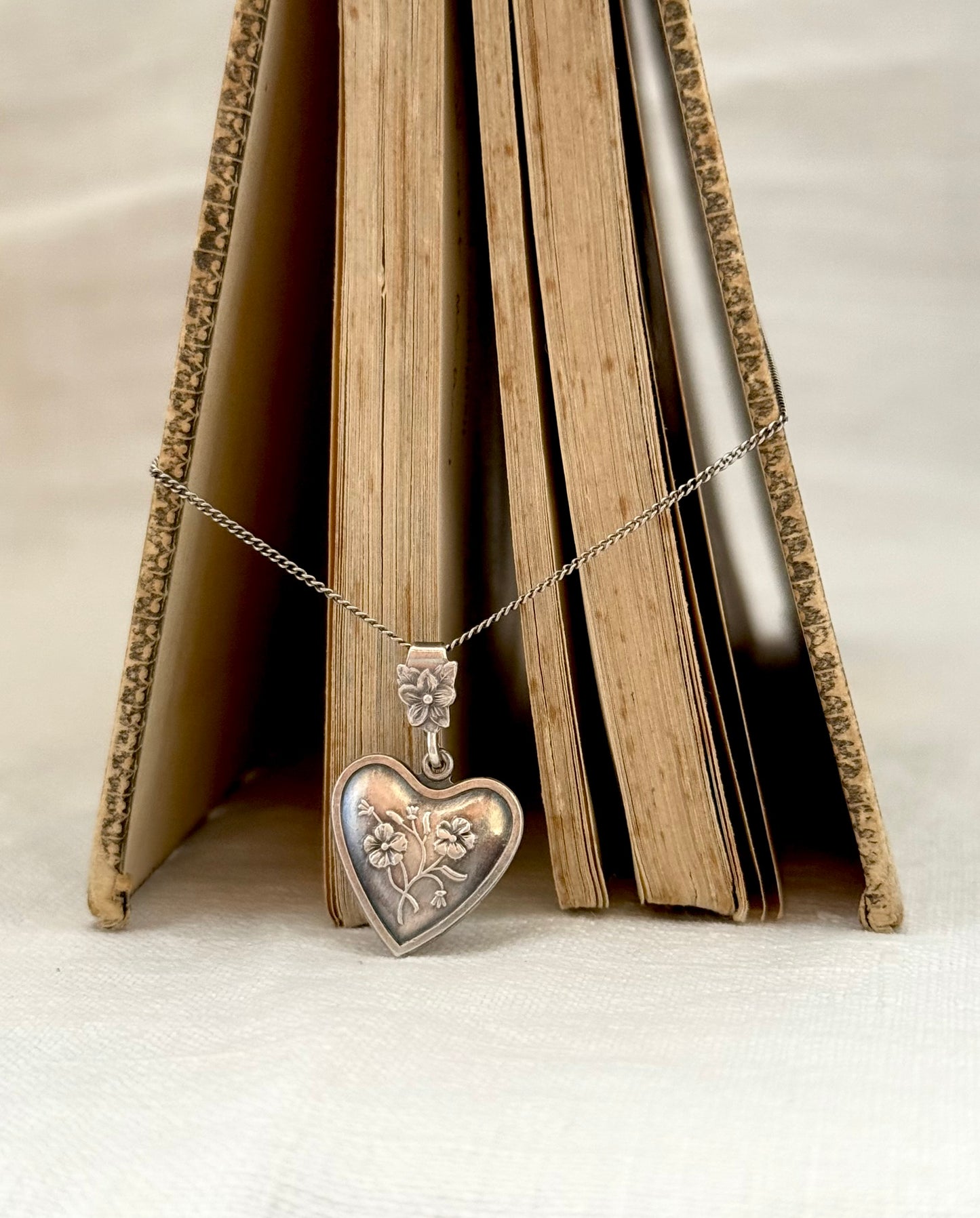 .1940s .835 silver Edwardian revival forget me not floral heart pendant on silver chain necklace