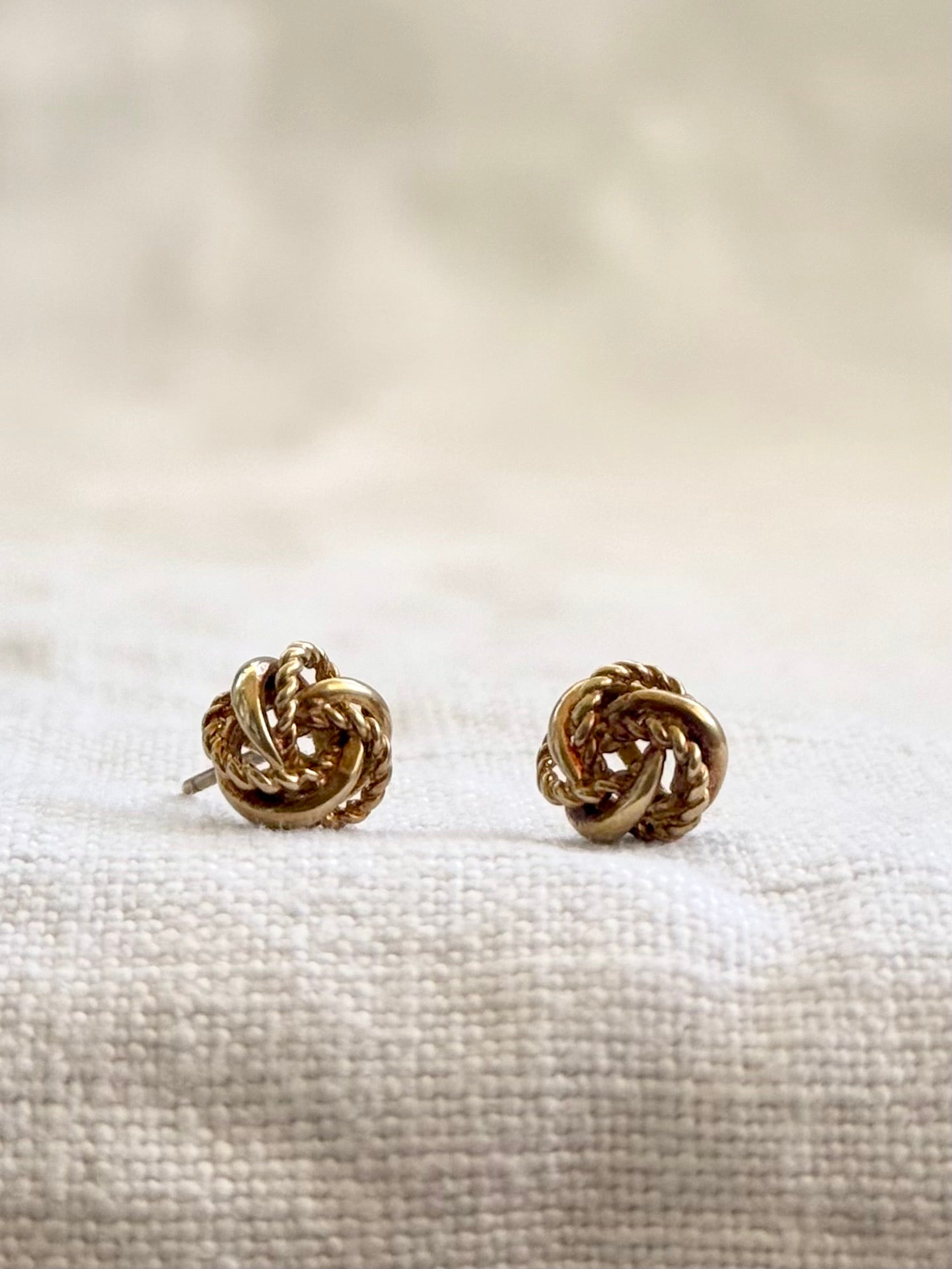 .375 .9ct gold lover’s knot textured gold post stud earrings