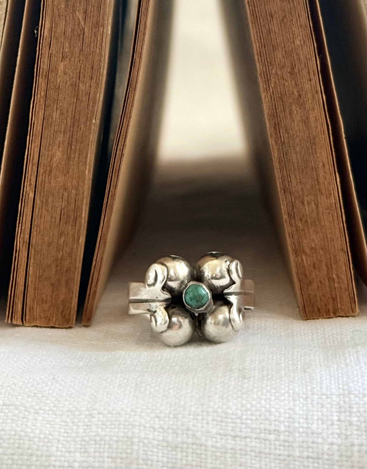 .1940s .925 old Mexico artisan hand forged, hand made architectural collectable silver Turquoise silver repousse ball ring